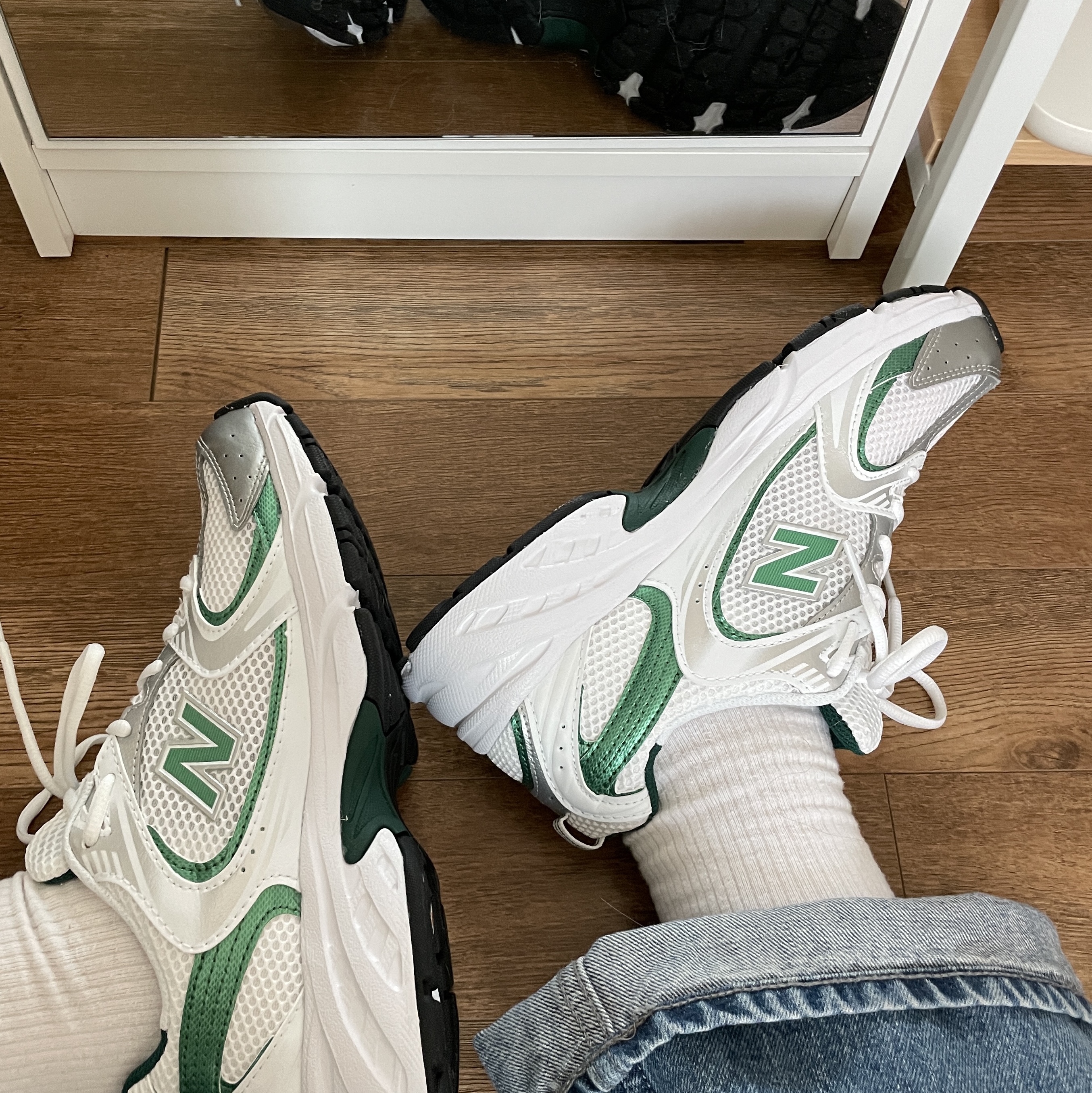 New Balance 530 White Nightwatch Green 착용 스타일