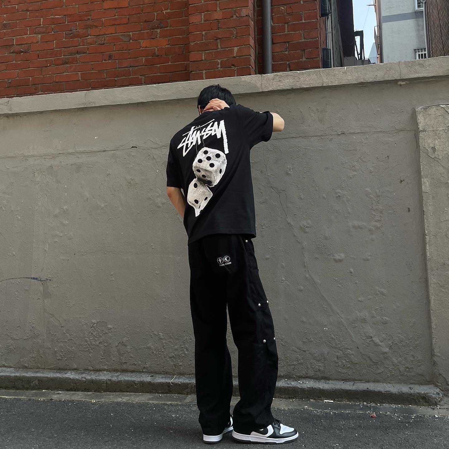 Stussy Fuzzy Dice T-Shirt Black, Nike Dunk Low Retro Black 착용 스타일 - 2
