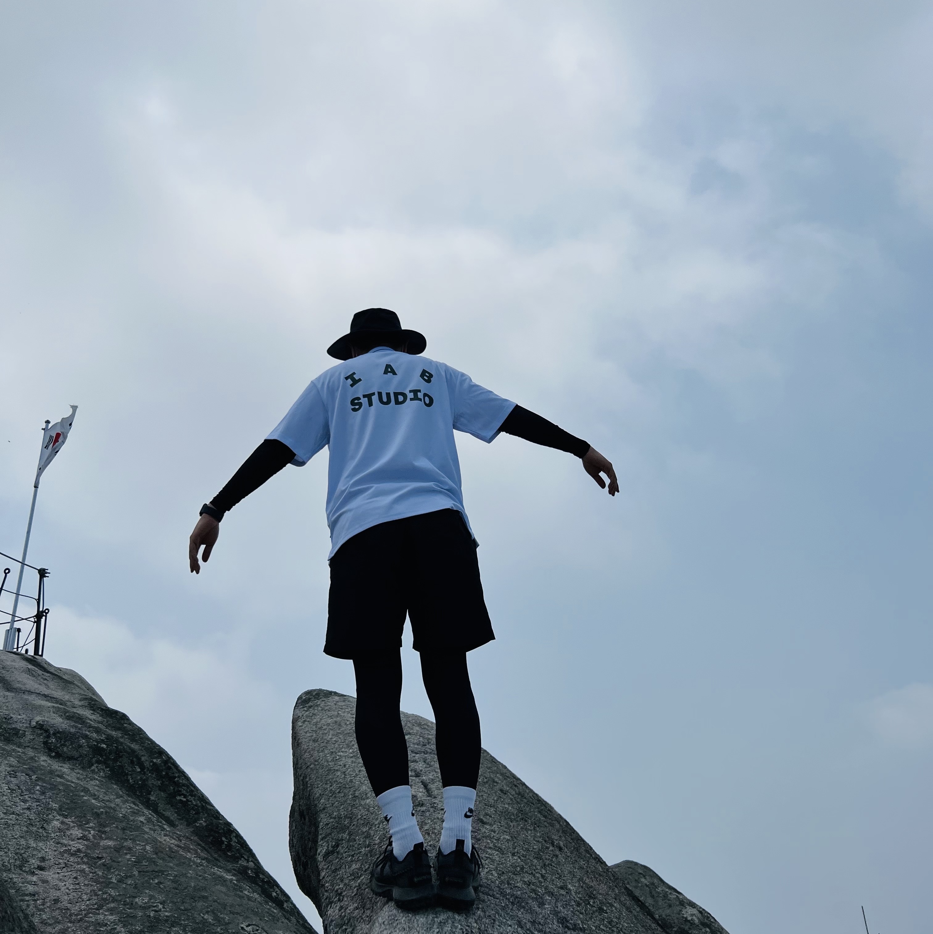 IAB Studio x Yonex Game Shirt White, Nike ACG Mountain Fly Low Gore-Tex SE Dark Smoke Grey 착용 스타일
