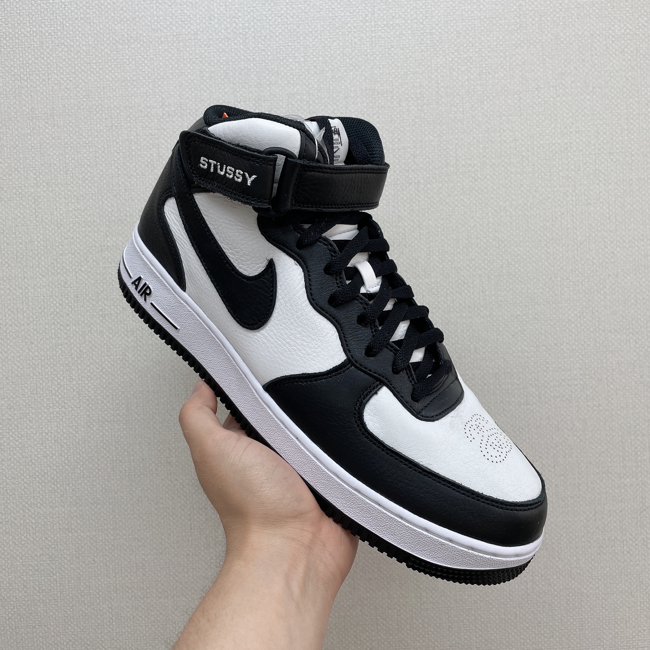 Nike x Stussy Air Force 1 '07 Mid SP Black and Light Bone 착용 스타일