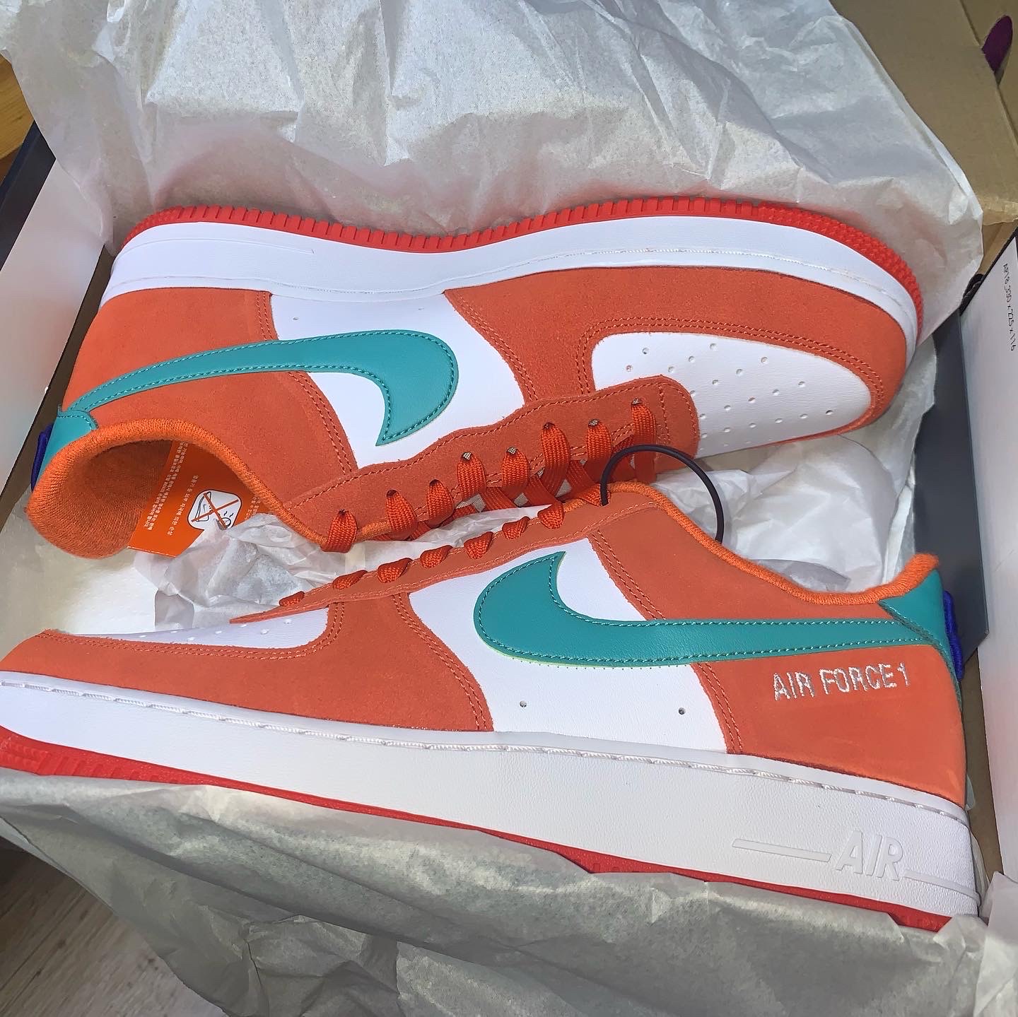 Nike Air Force 1 '07 LV8 Athletic Club Rush Orange Washed Teal 착용 스타일 - 3