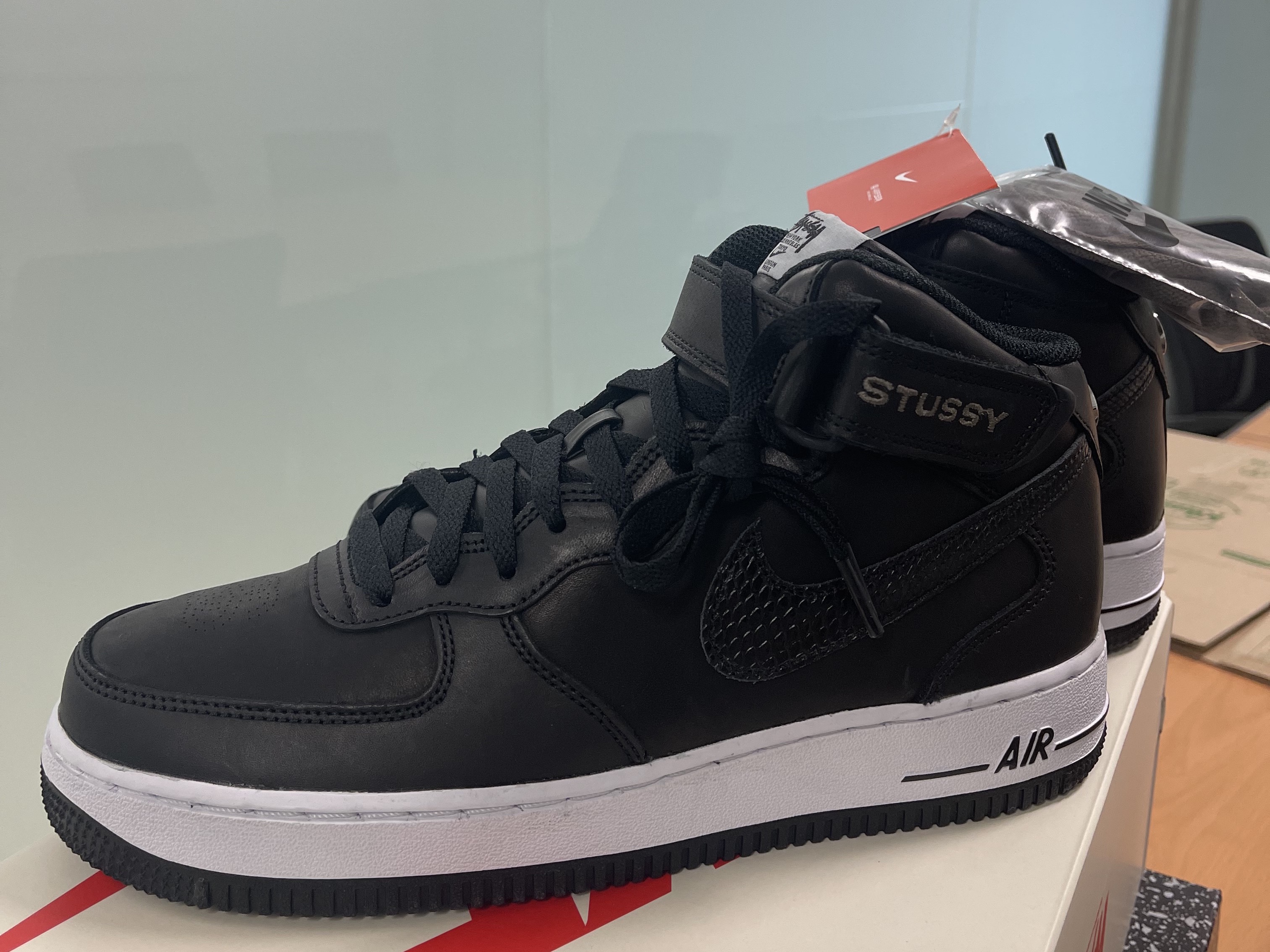 Nike x Stussy Air Force 1 '07 Mid SP Black 착용 스타일 - 2