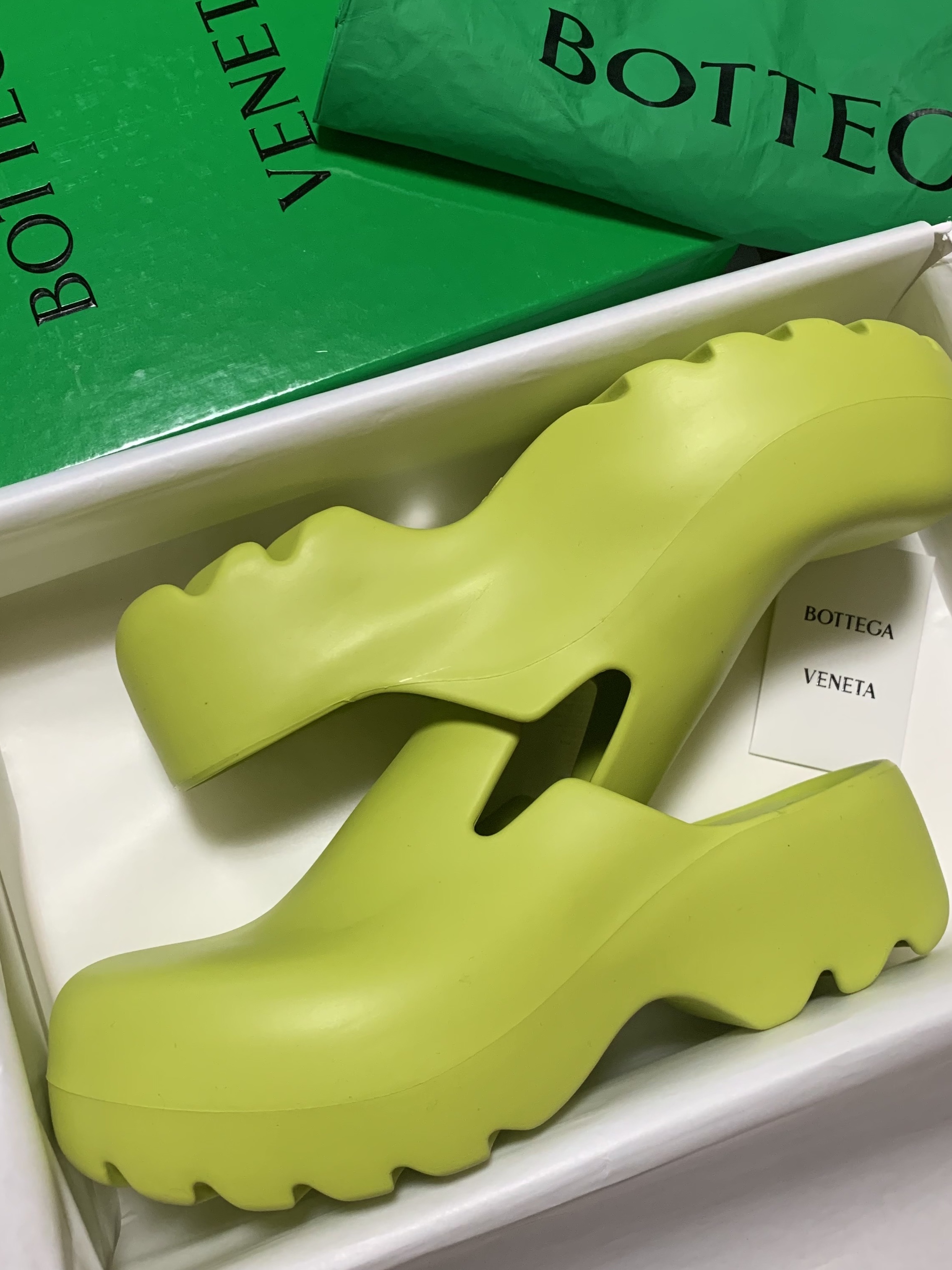 Bottega Veneta Rubber Flash Clog Kiwi 착용 스타일 - 4