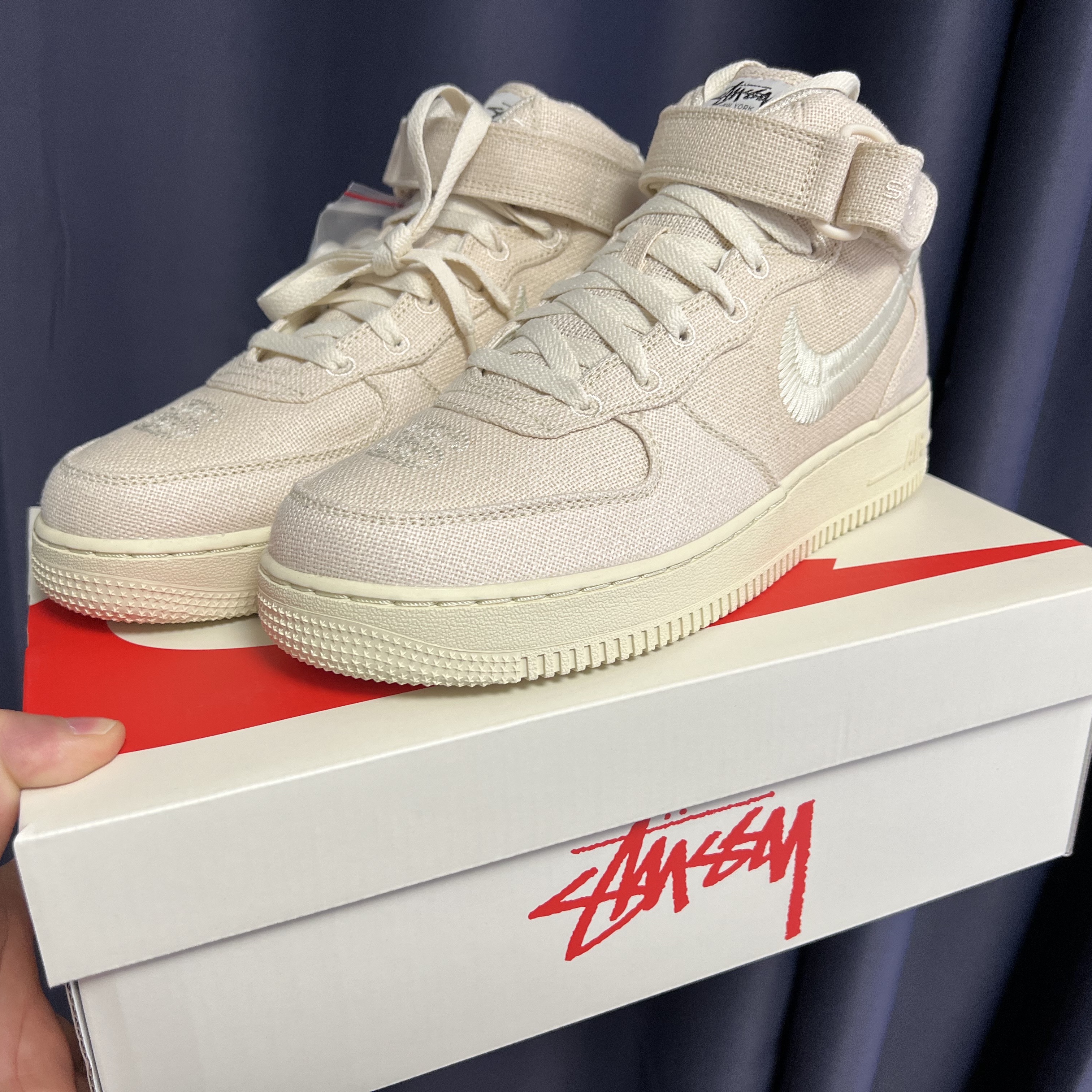 Nike x Stussy Air Force 1 '07 Mid SP Fossil 착용 스타일 - 1