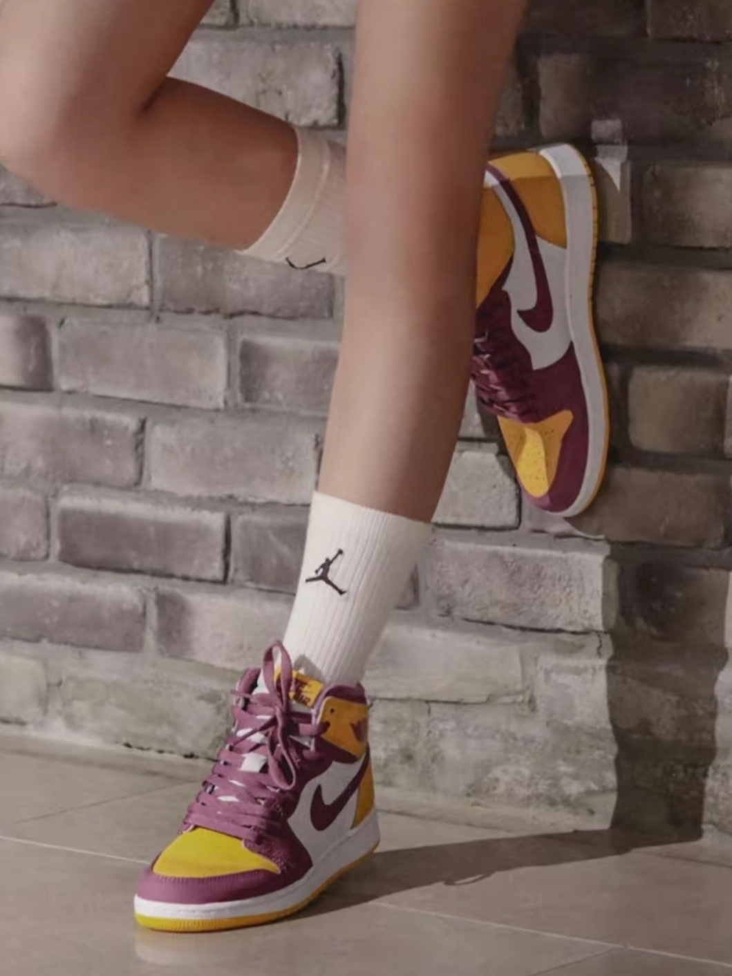 (GS) Jordan 1 Retro High OG University Gold Light Bordeaux 착용 스타일 - 2