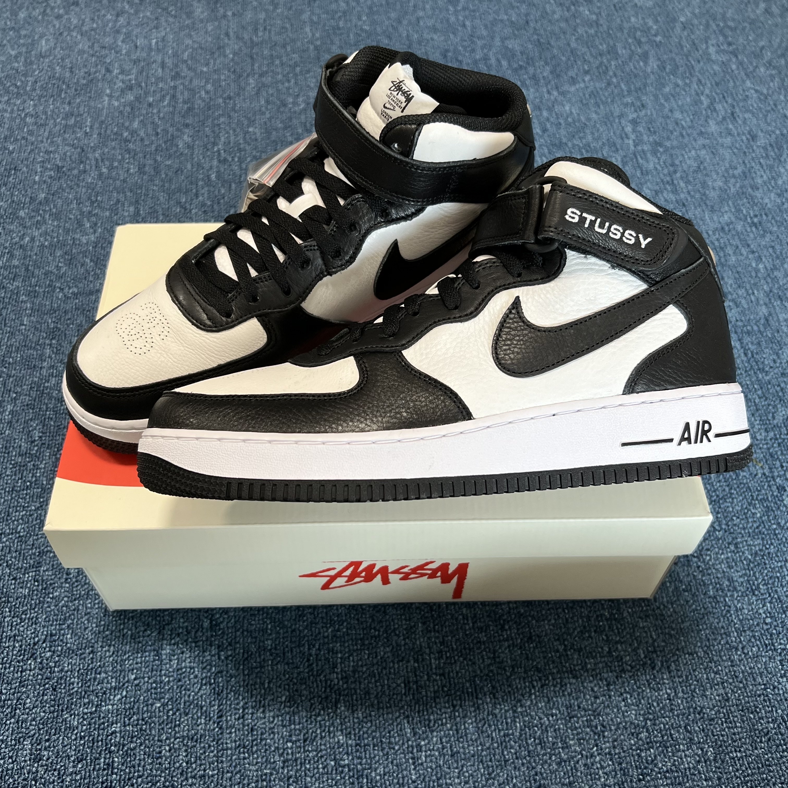 Nike x Stussy Air Force 1 '07 Mid SP Black and Light Bone 착용 스타일 - 2