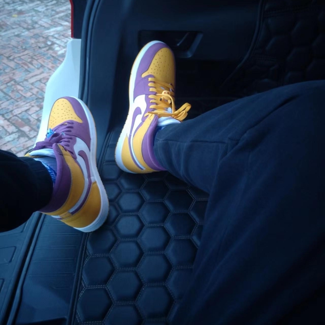 Jordan 1 Retro High OG University Gold Light Bordeaux 착용 스타일