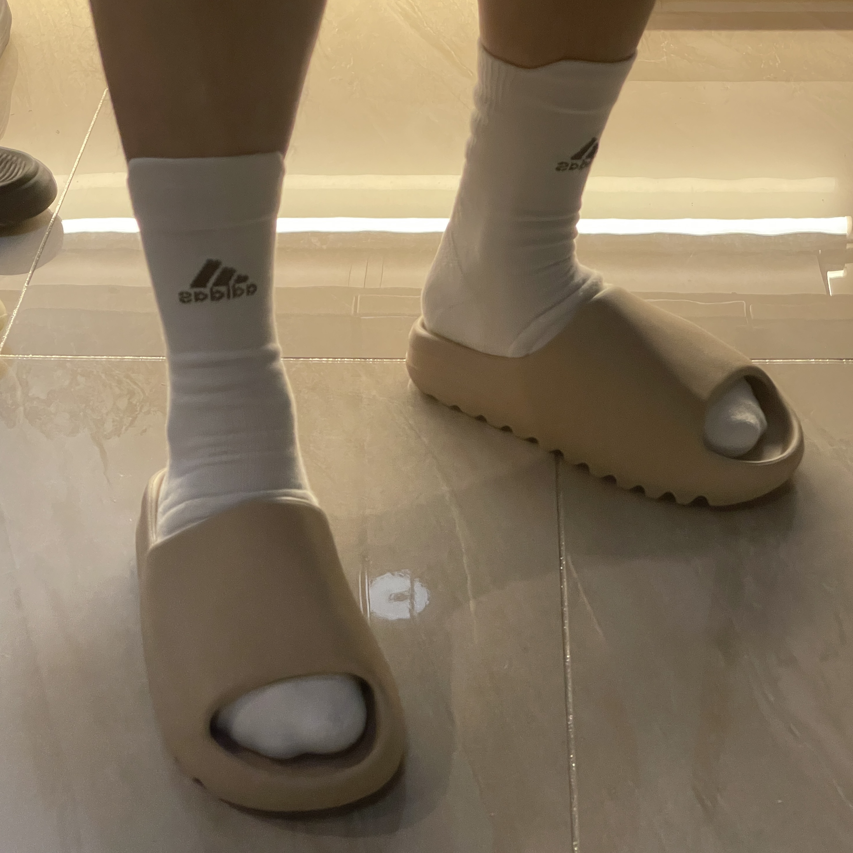Adidas Yeezy Slide Pure - Re-Release Ver. 착용 스타일