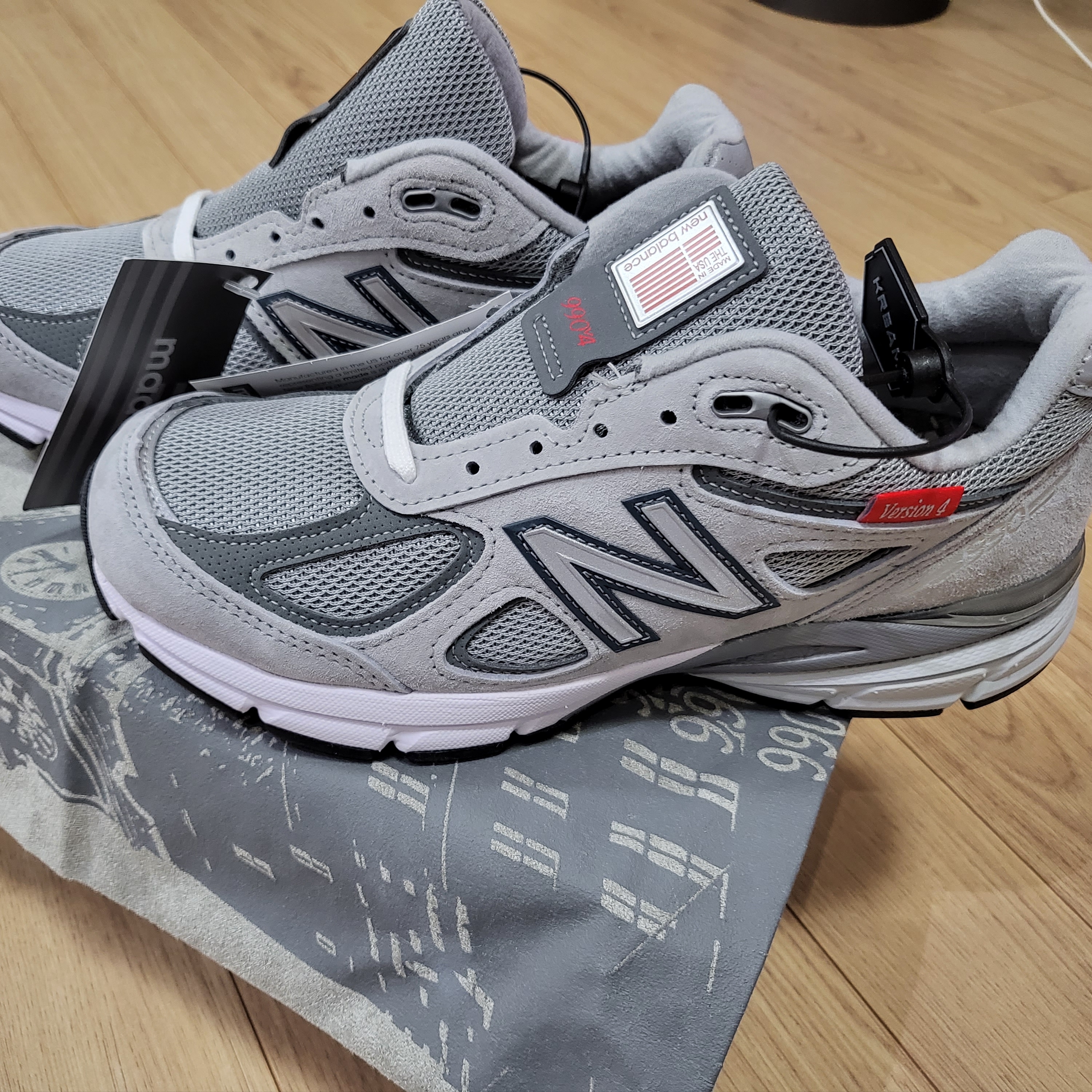 New Balance 990vs4 Made in USA Grey 착용 스타일 - 1