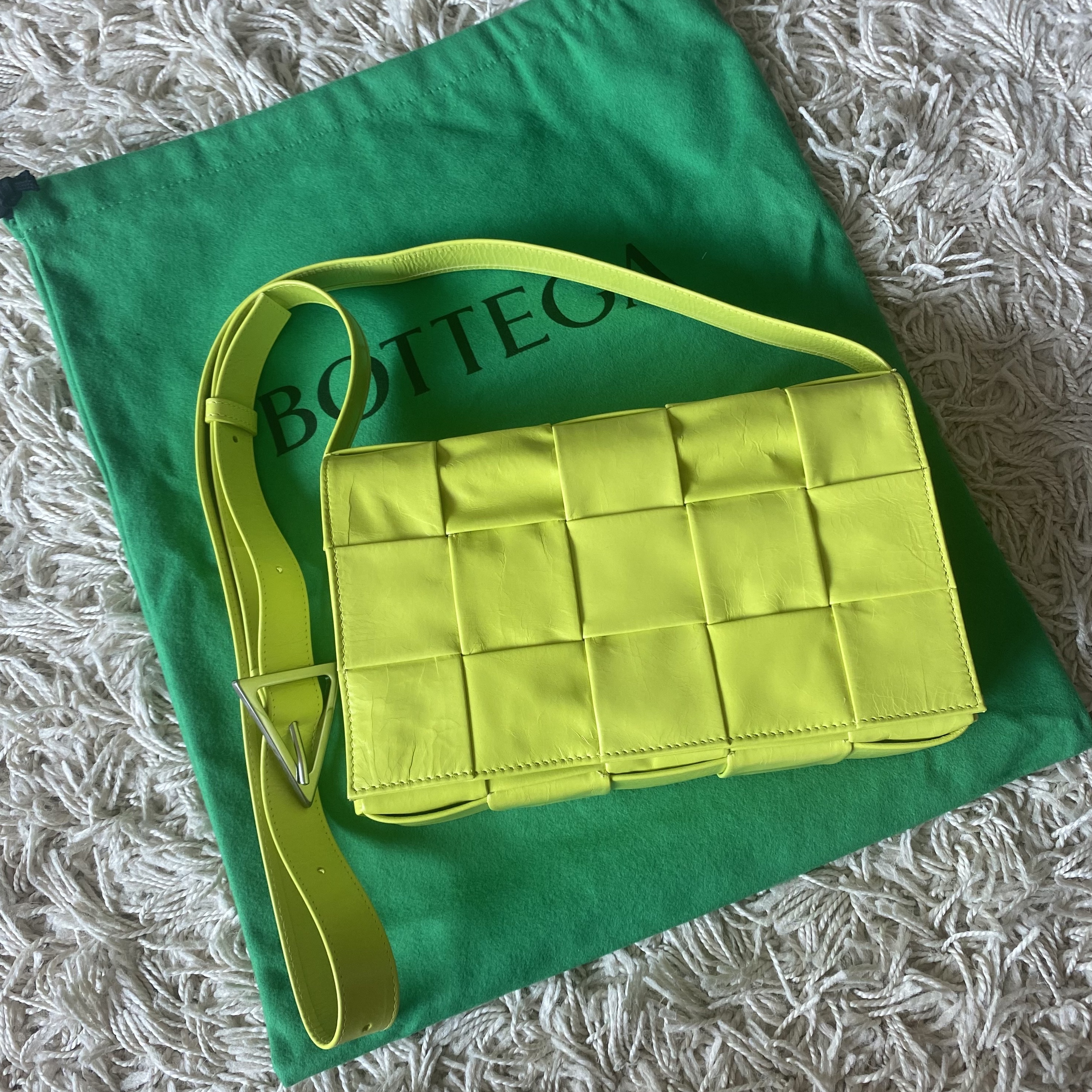Bottega Veneta Leather Cassette Kiwi 착용 스타일