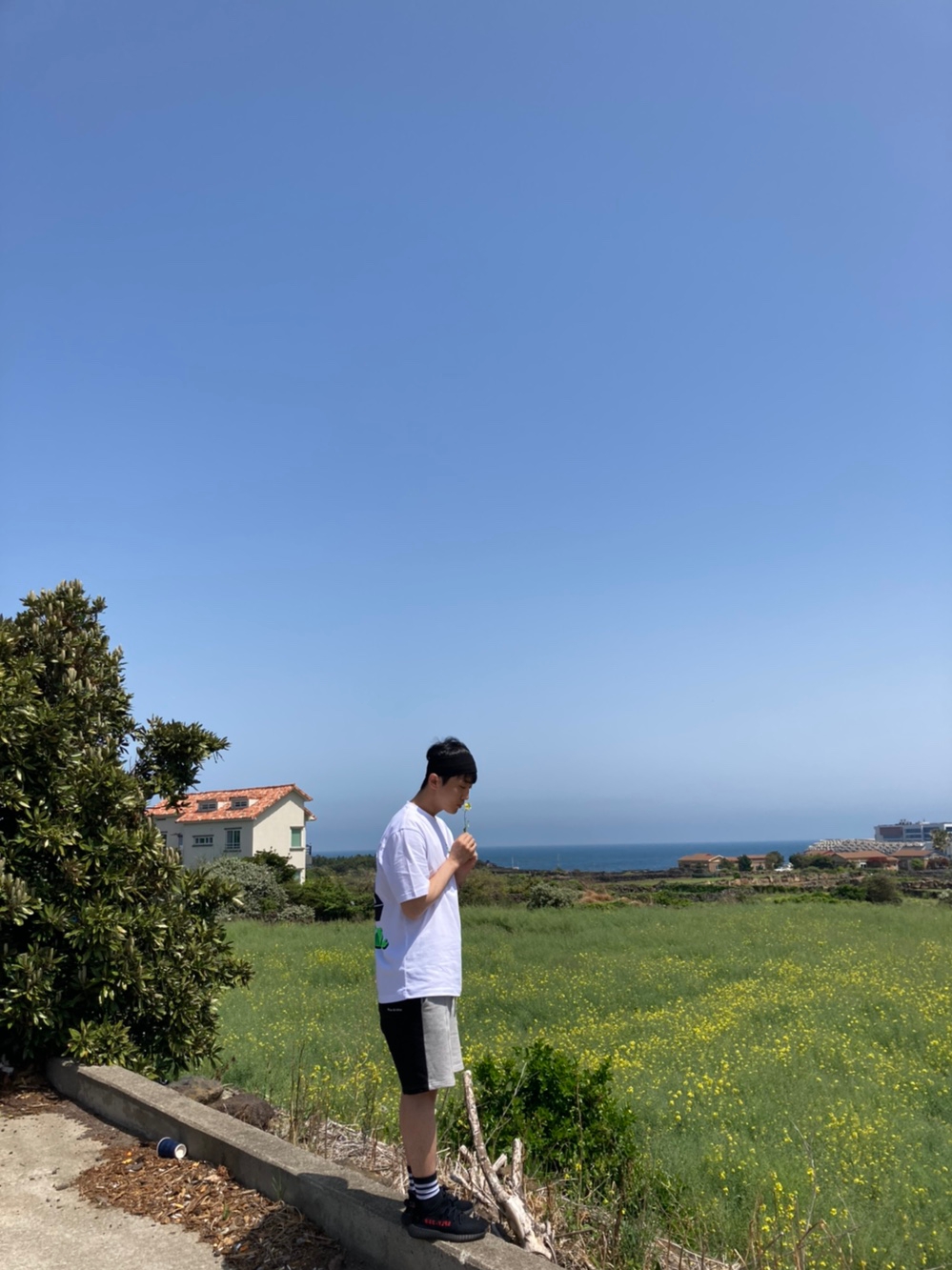 Palace Tri-Surf Co T-Shirt White - 22SS, Adidas Yeezy Boost 350 V2 Black Red 2020 착용 스타일 - 2