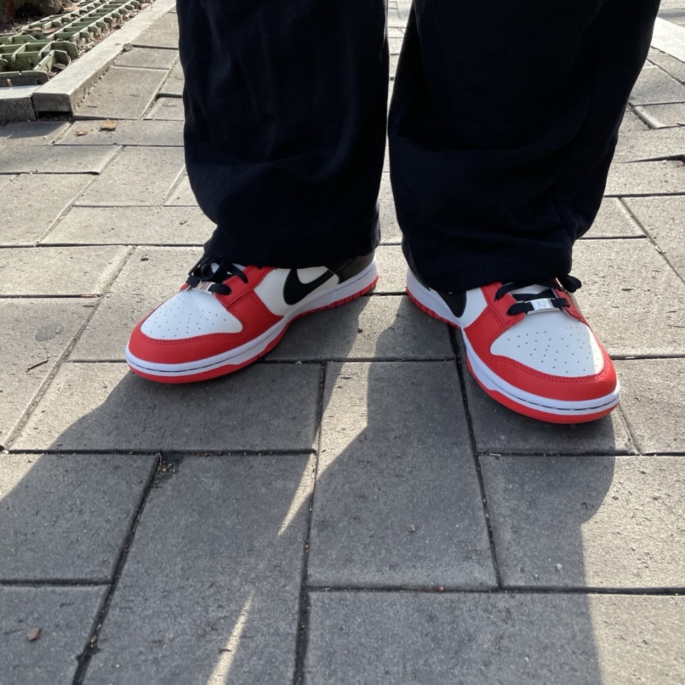 Nike x NBA Dunk Low Retro EMB Black and Chile Red 착용 스타일