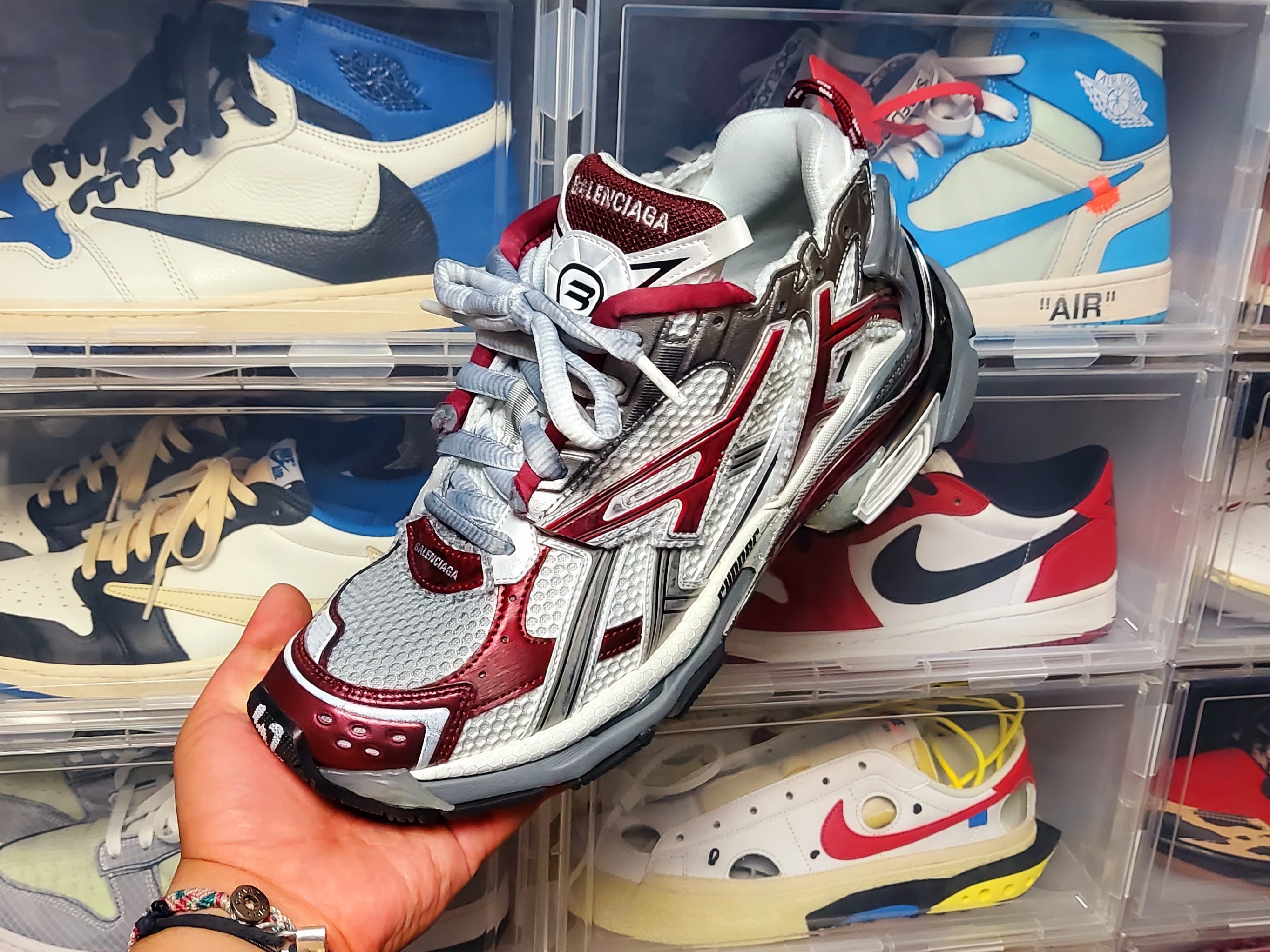 Balenciaga Runner Sneakers Grey Burgundy 착용 스타일 - 1