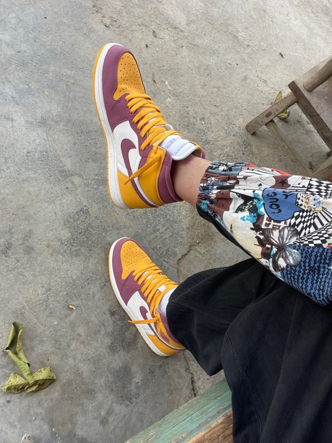 Jordan 1 Retro High OG University Gold Light Bordeaux 착용 스타일