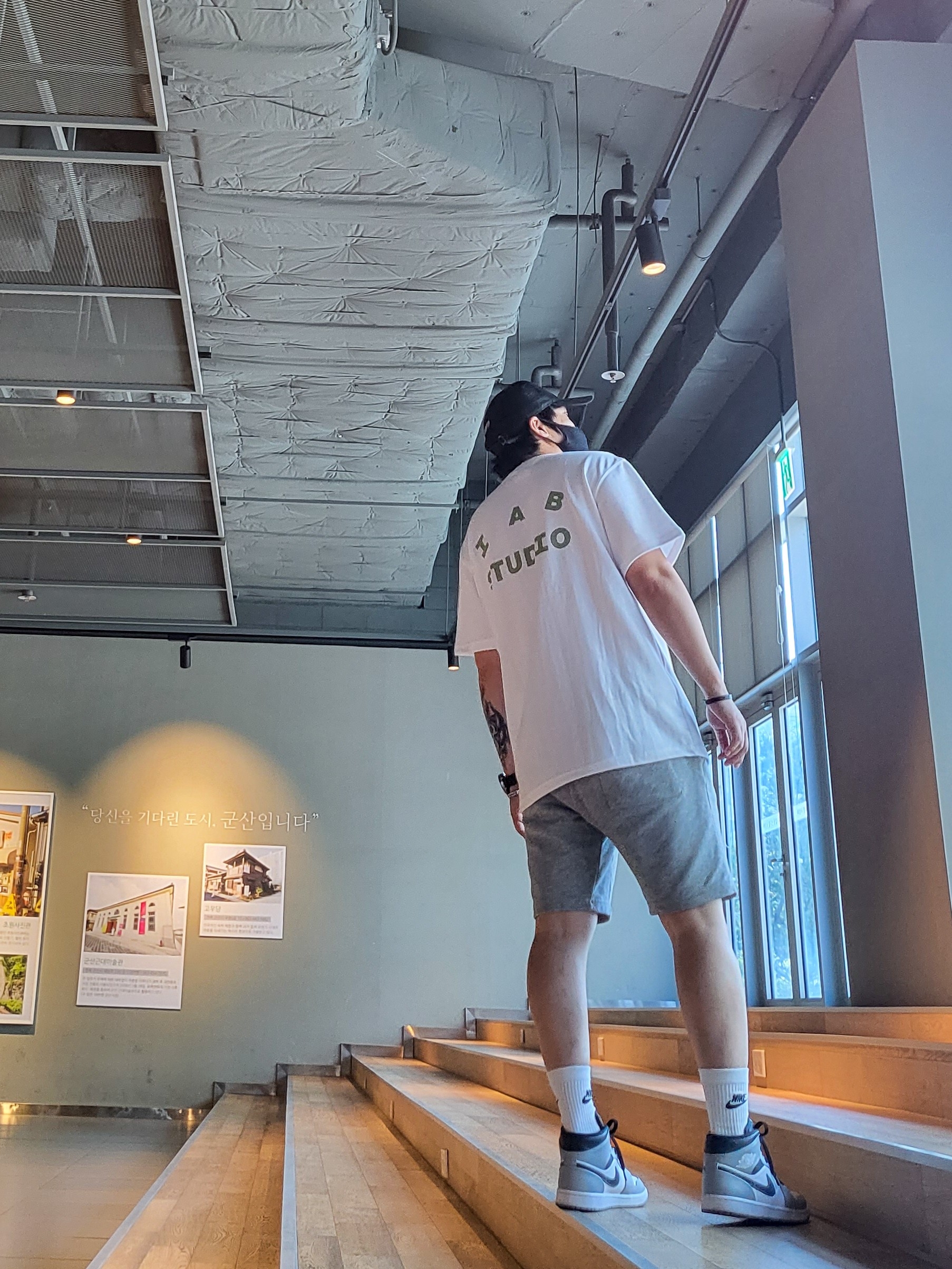 Jordan 1 Mid Light Smoke Grey Anthracite, IAB Studio T-Shirt White Light Green 착용 스타일