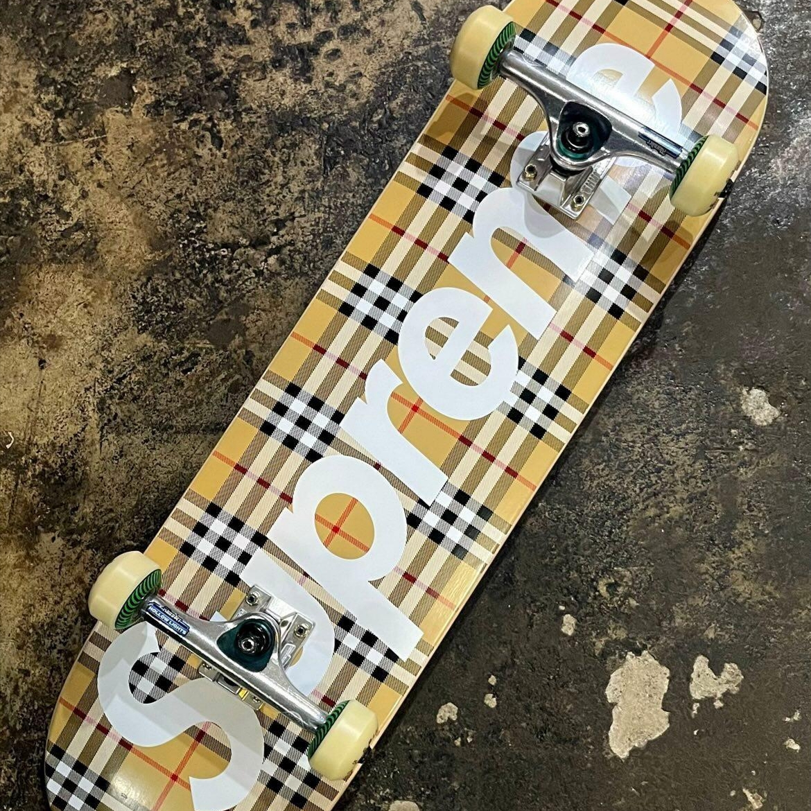 Supreme x Burberry Skateboard Deck Beige - 22SS 착용 스타일