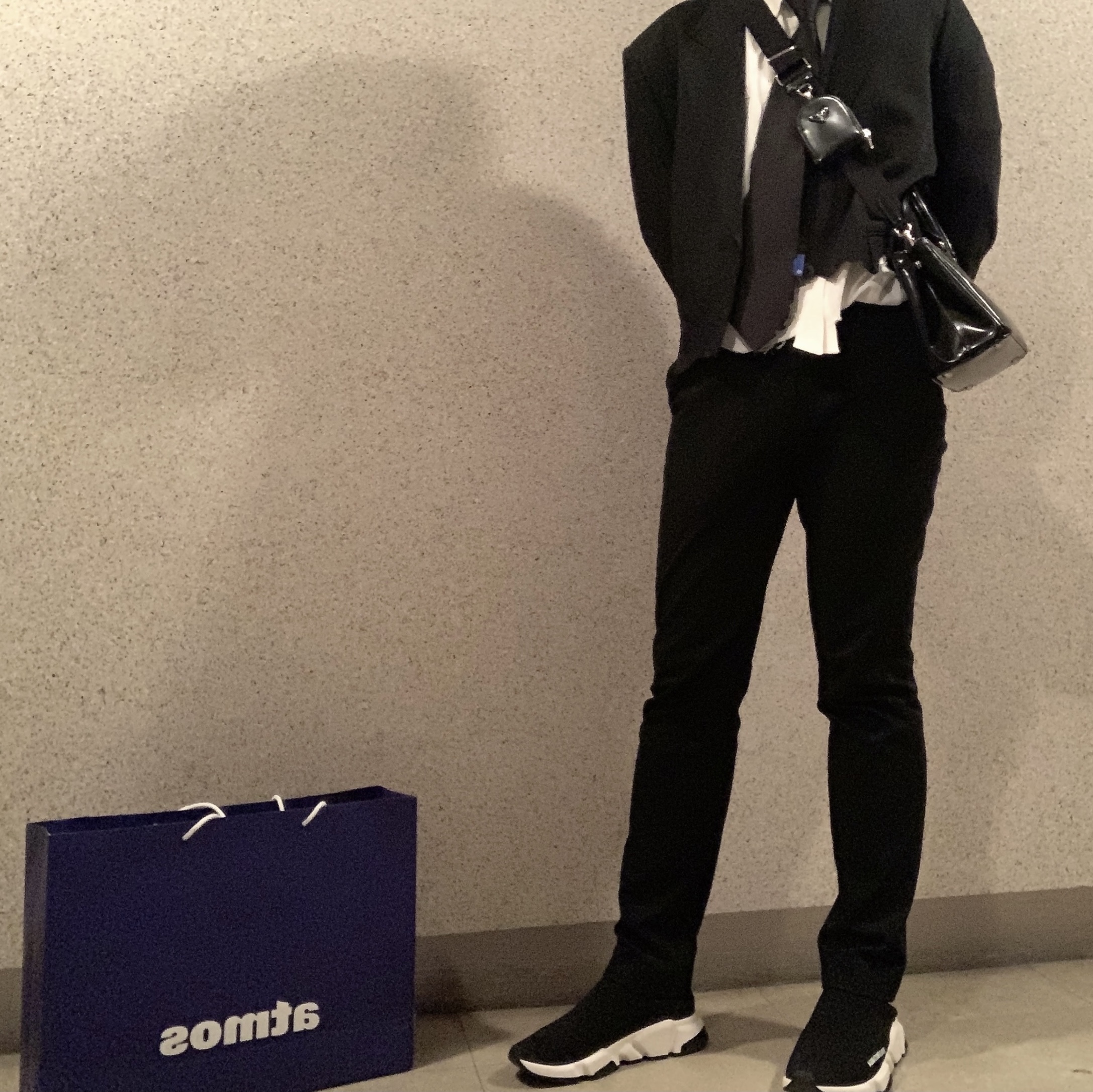 Balenciaga Speed Trainer Black White 2021/2022, Prada Re-Edition 2005 Re-Nylon Shoulder Bag Black 착용 스타일