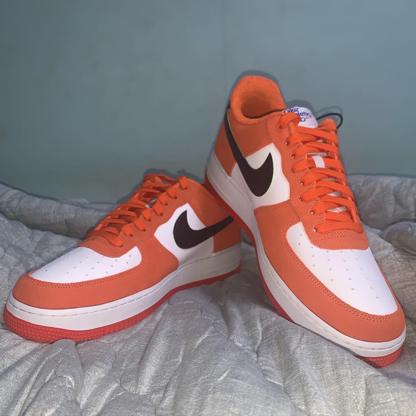 Nike Air Force 1 '07 LV8 Athletic Club Rush Orange Washed Teal 착용 스타일 - 2