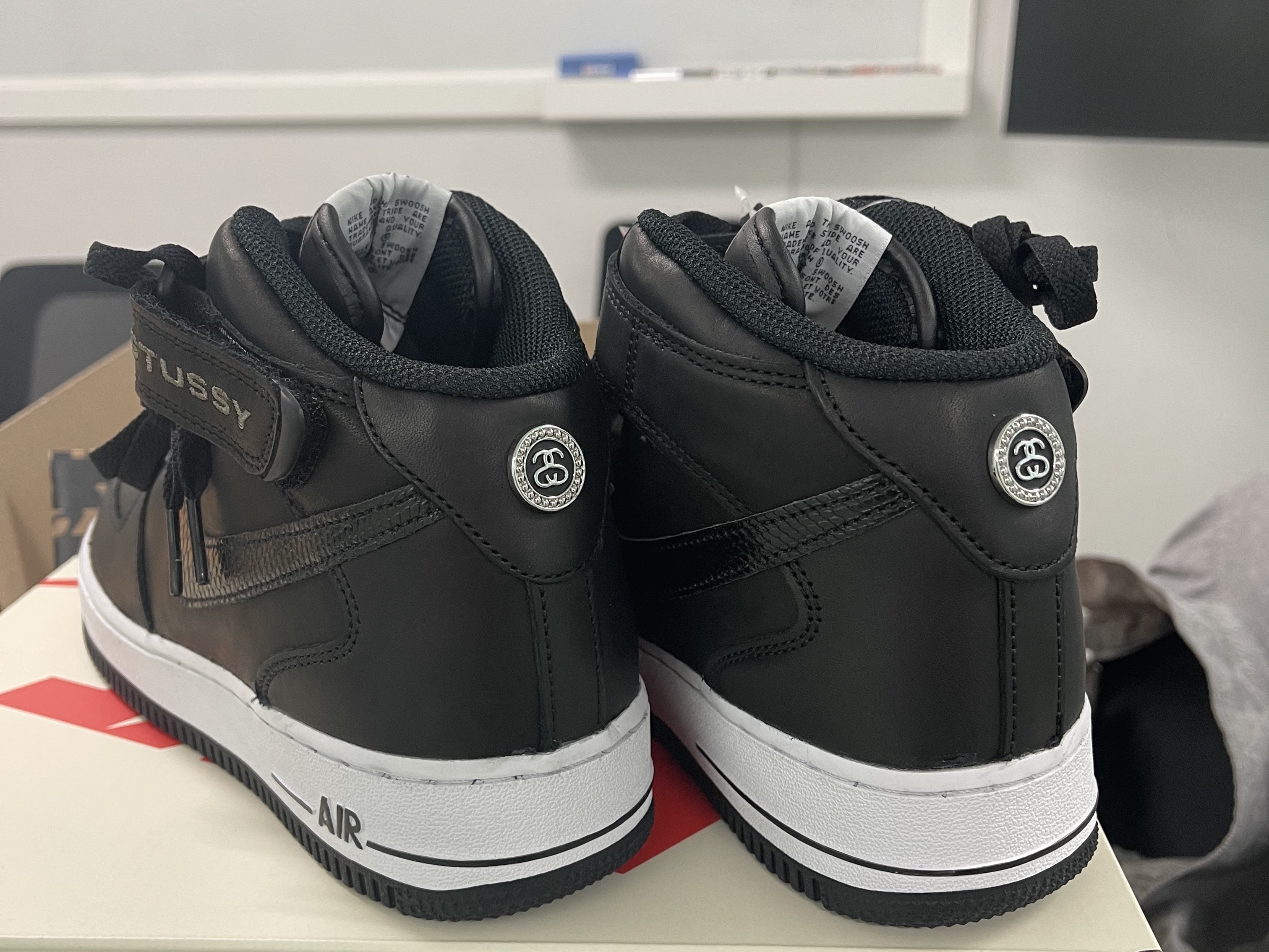 Nike x Stussy Air Force 1 '07 Mid SP Black 착용 스타일 - 1