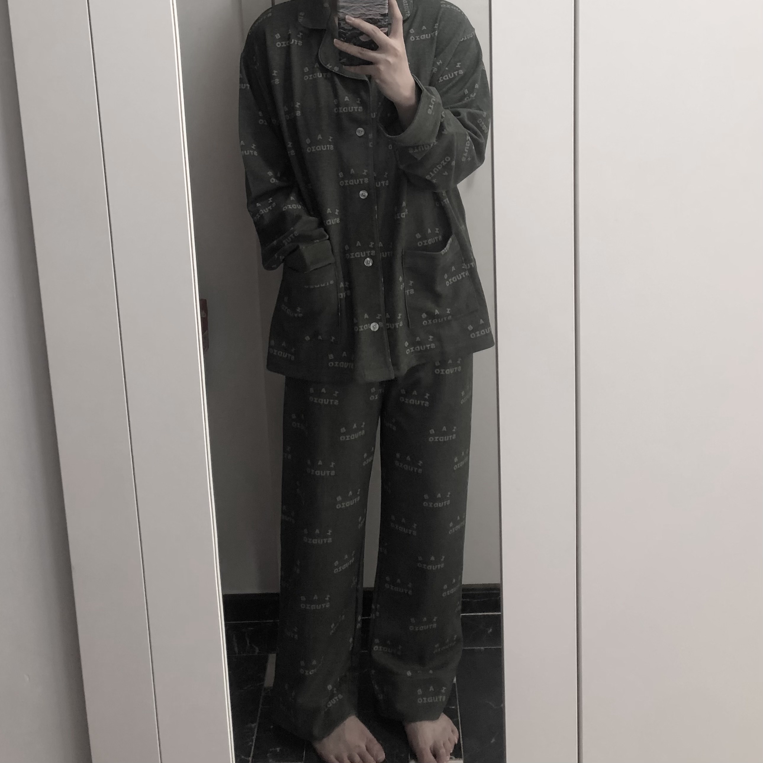 IAB Studio Pajama Set Deep Green 착용 스타일