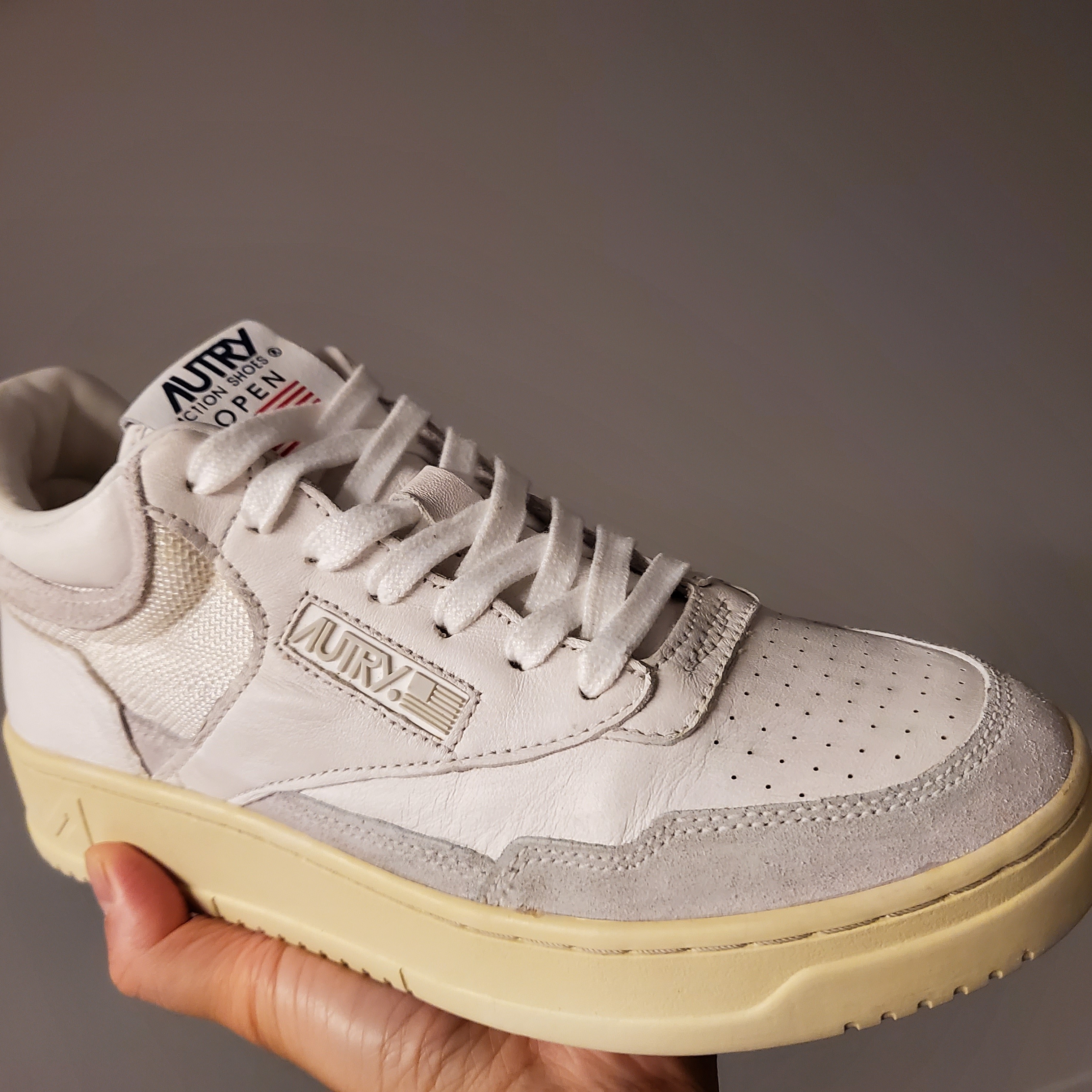 (W) Autry Open Mid Leather Mesh Sneakers White 착용 스타일 - 2
