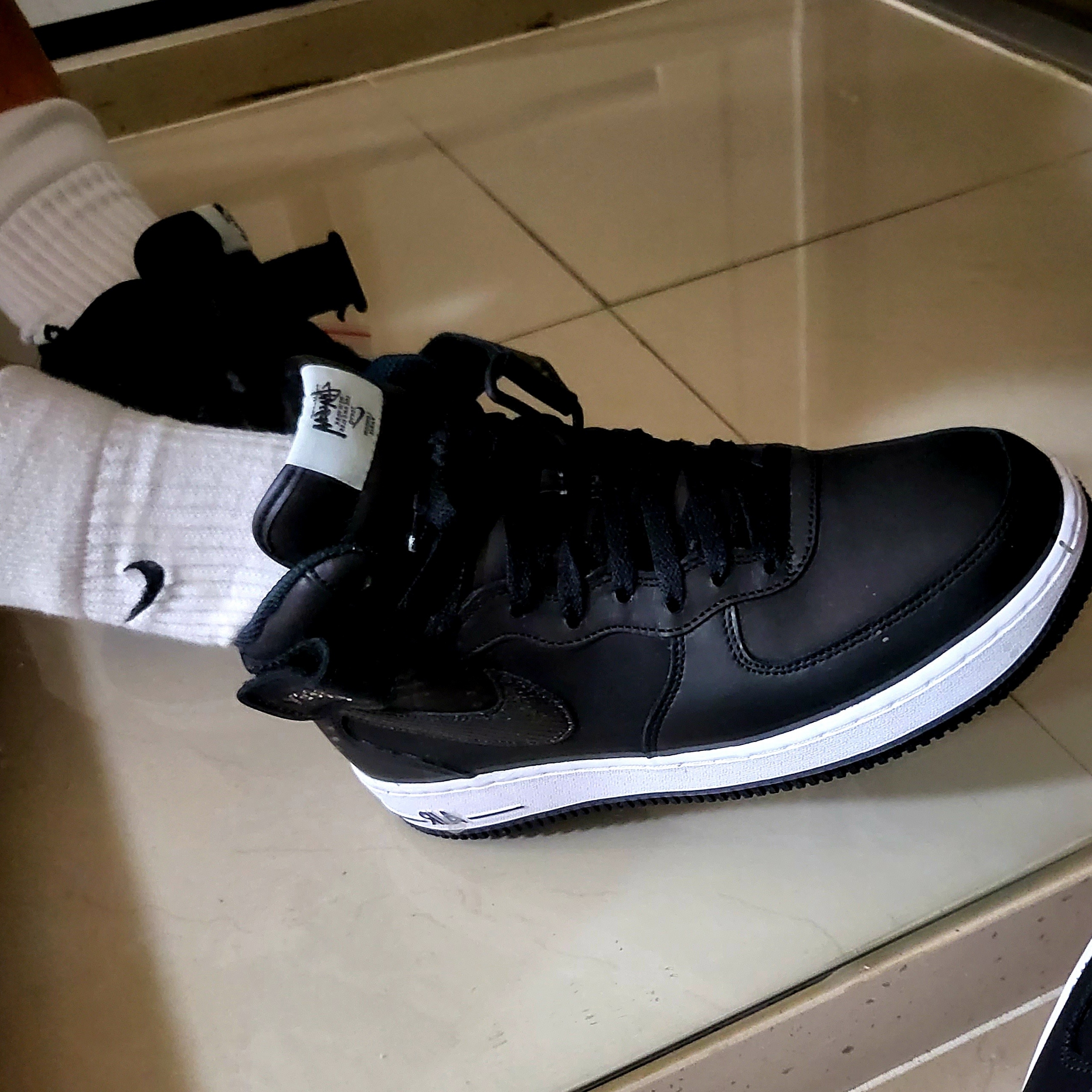 Nike x Stussy Air Force 1 '07 Mid SP Black 착용 스타일 - 1