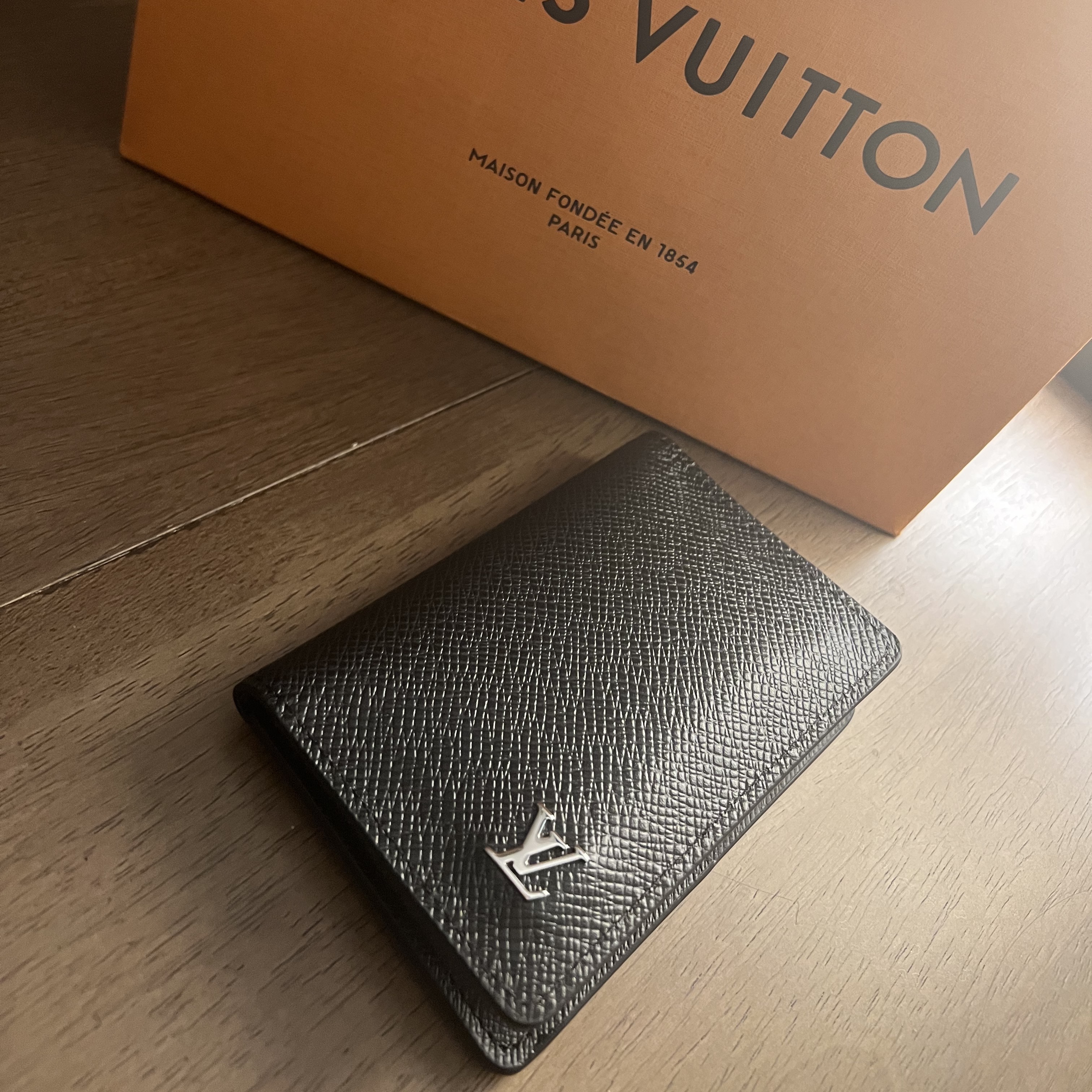 Louis Vuitton Pocket Organizer Taiga Black 착용 스타일