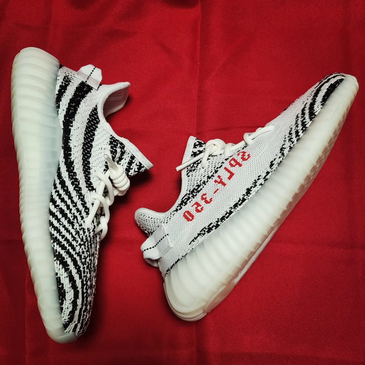 Adidas Yeezy Boost 350 V2 Zebra 2022/2023 착용 스타일 - 2