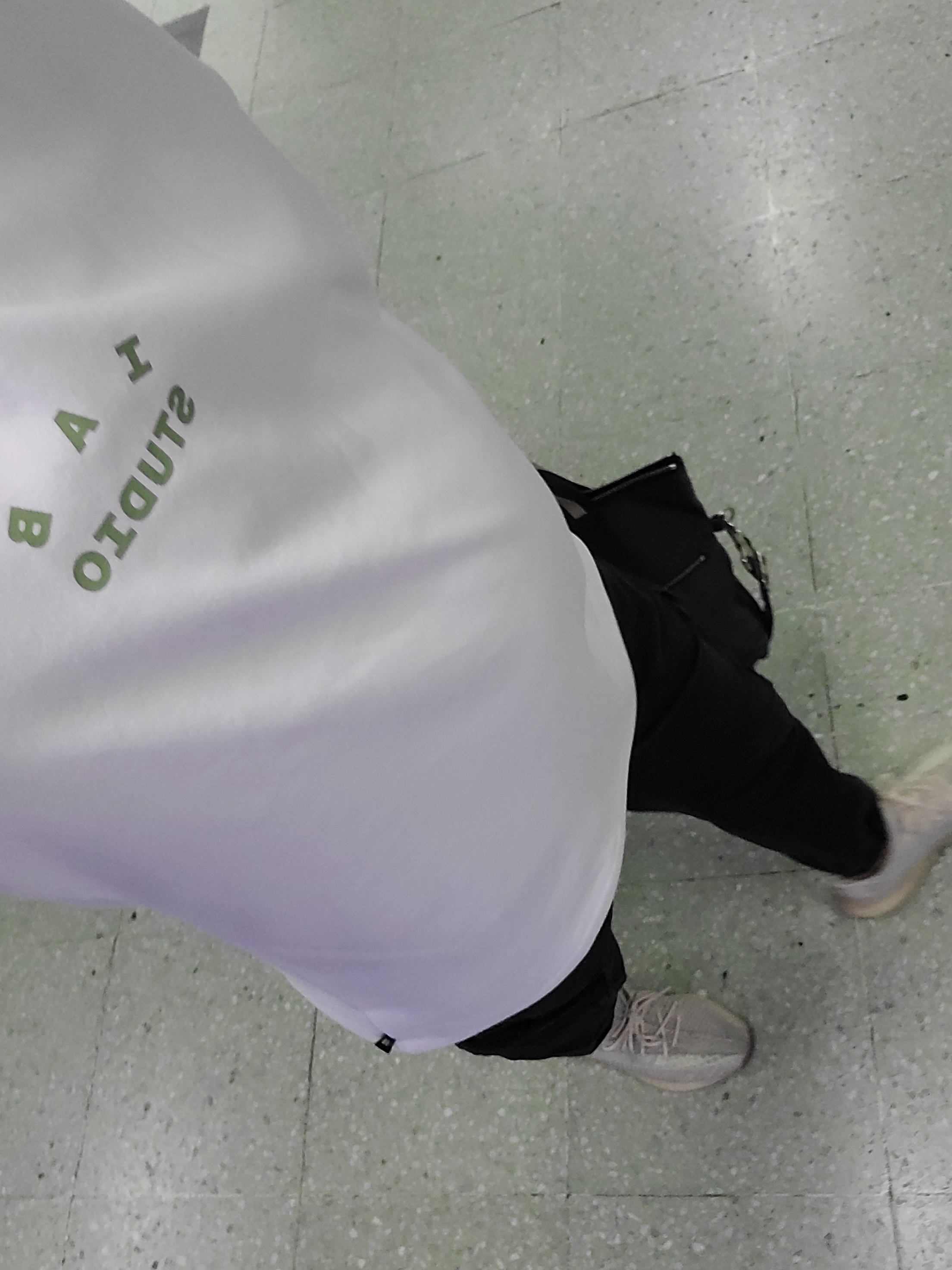 IAB Studio T-Shirt White Light Green, Adidas Yeezy Boost 350 V2 Citrin - Non-Reflective 착용 스타일