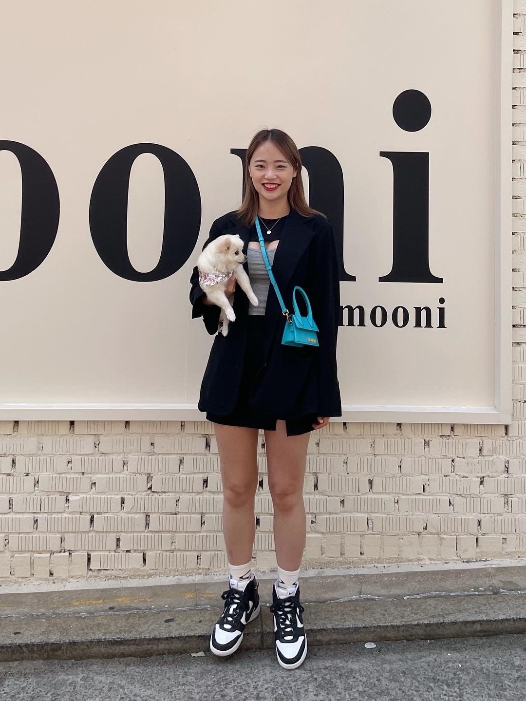 Jacquemus Le Grand Chiquito Large Leather Handbag Turquoise, Nike x Ambush Dunk High Black 착용 스타일 - 1