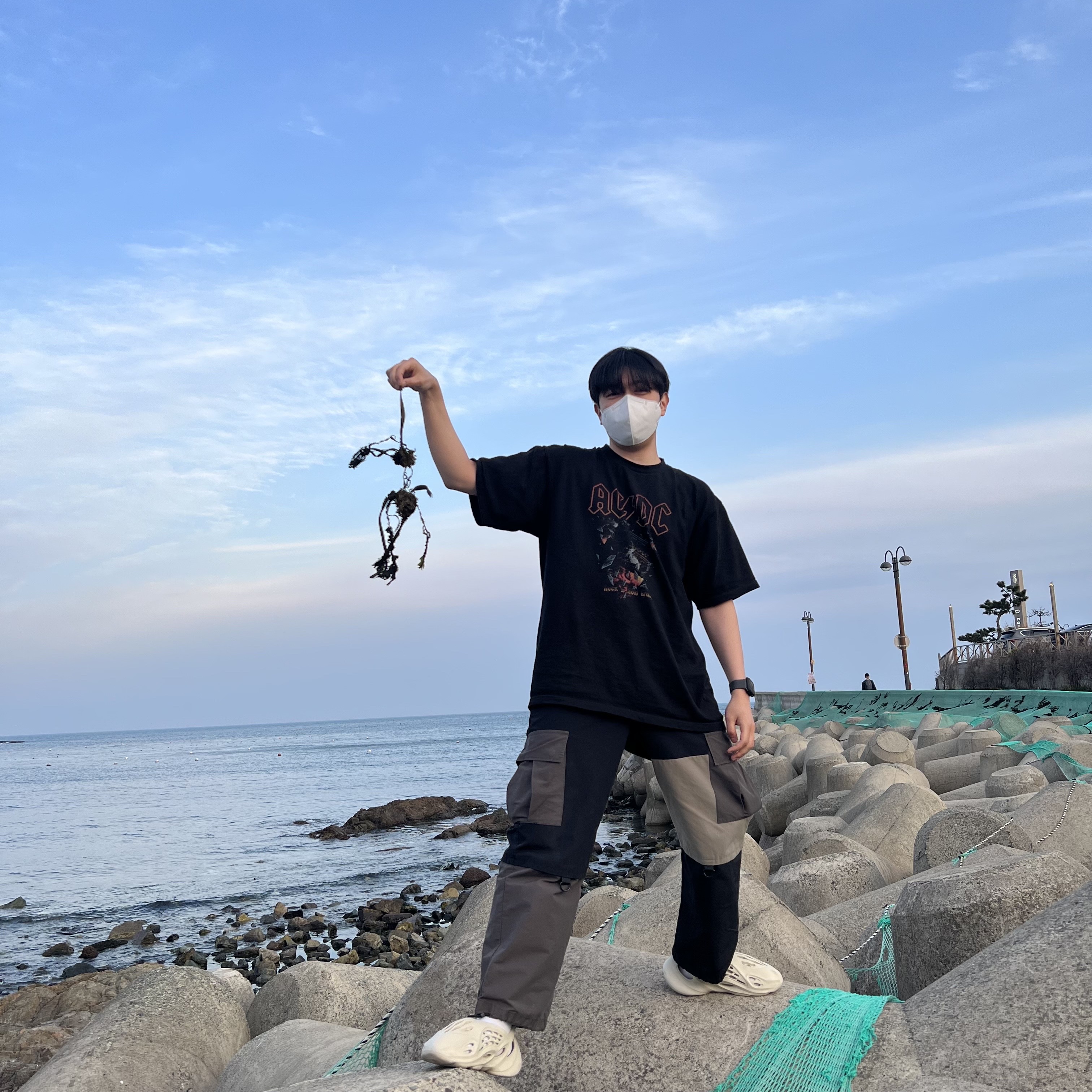 Adidas Yeezy Foam RNNR Sand 착용 스타일
