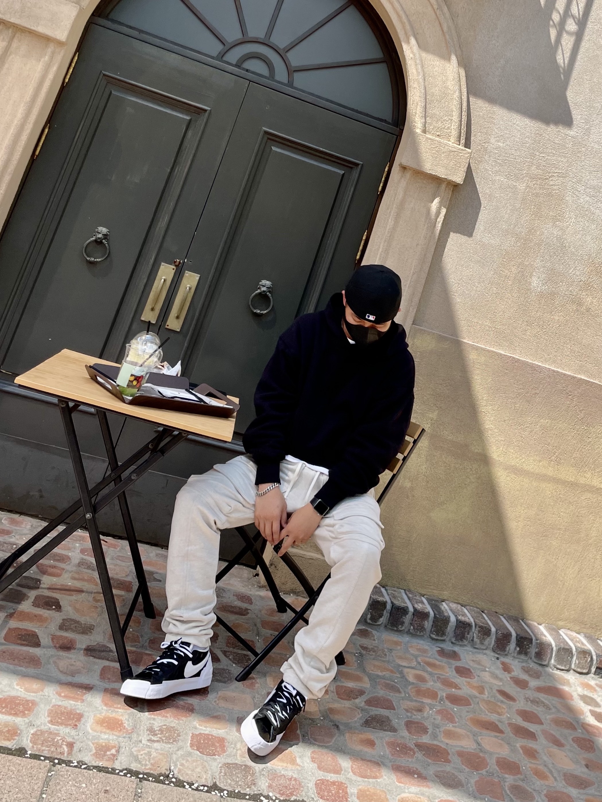 Nike x Sacai Blazer Low Black Patent Leather, Yeezy Gap Hoodie Black 착용 스타일 - 2