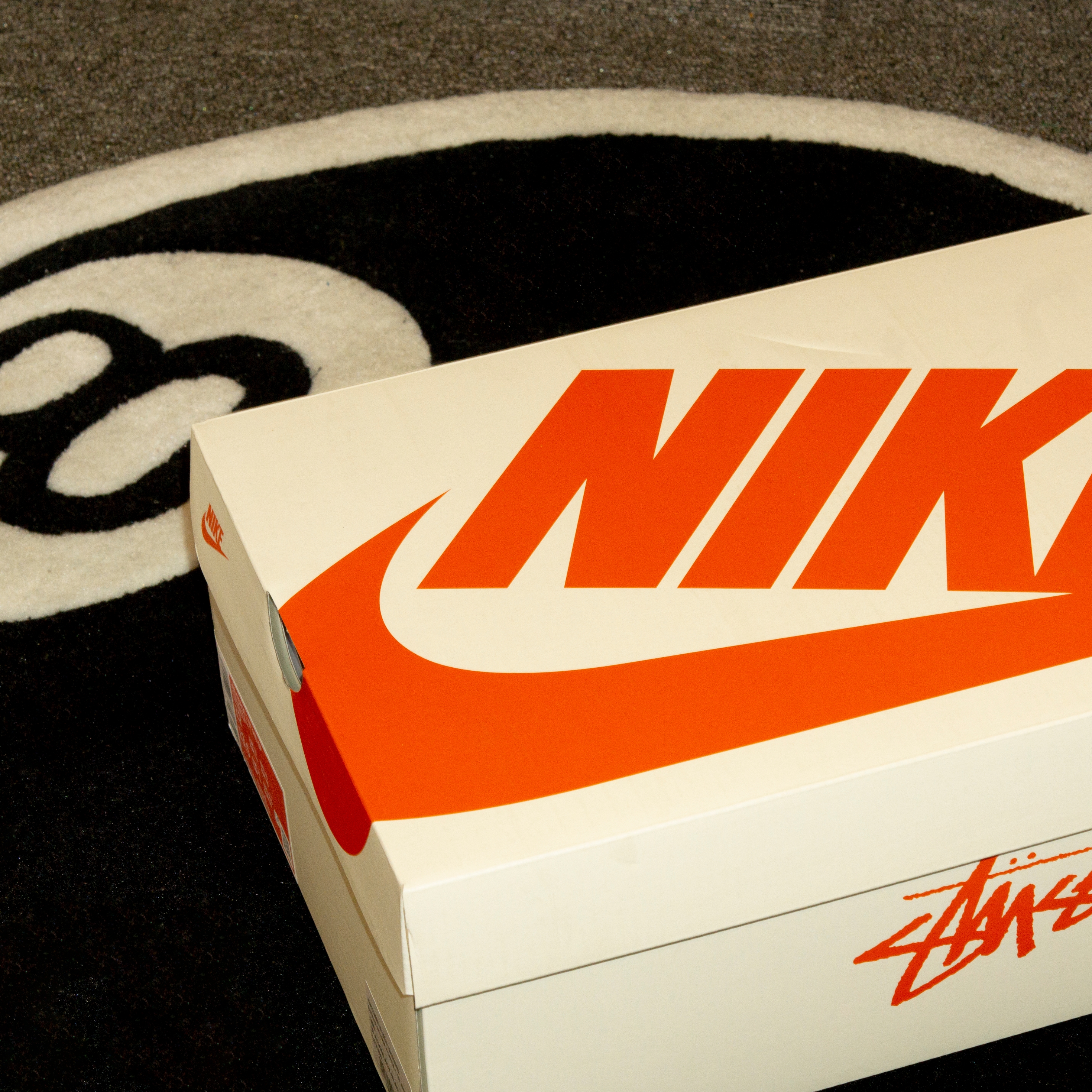 Nike x Stussy Air Force 1 '07 Mid SP Black, Stussy 8 Ball Rug Black 착용 스타일