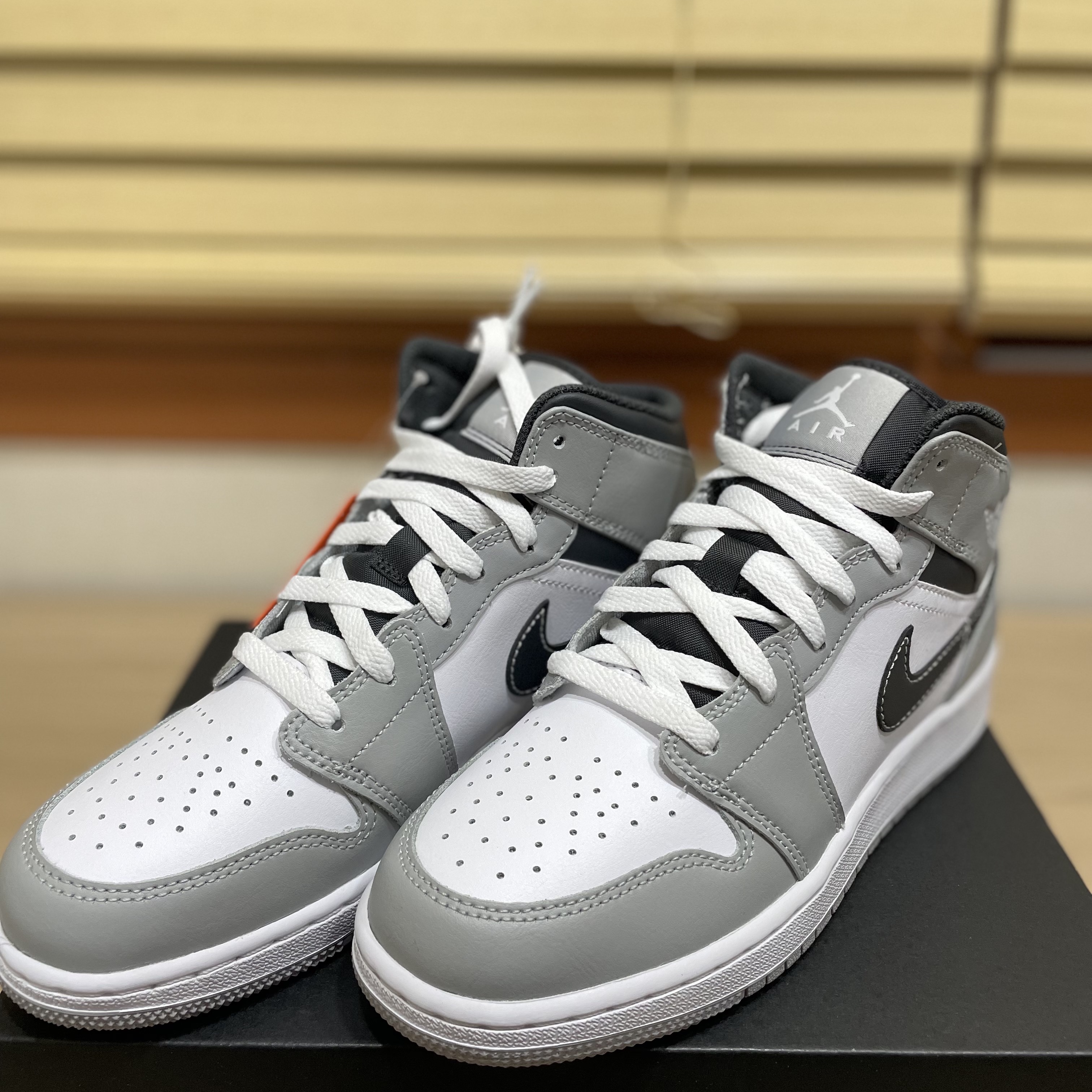 Jordan 1 Mid Light Smoke Grey Anthracite 착용 스타일