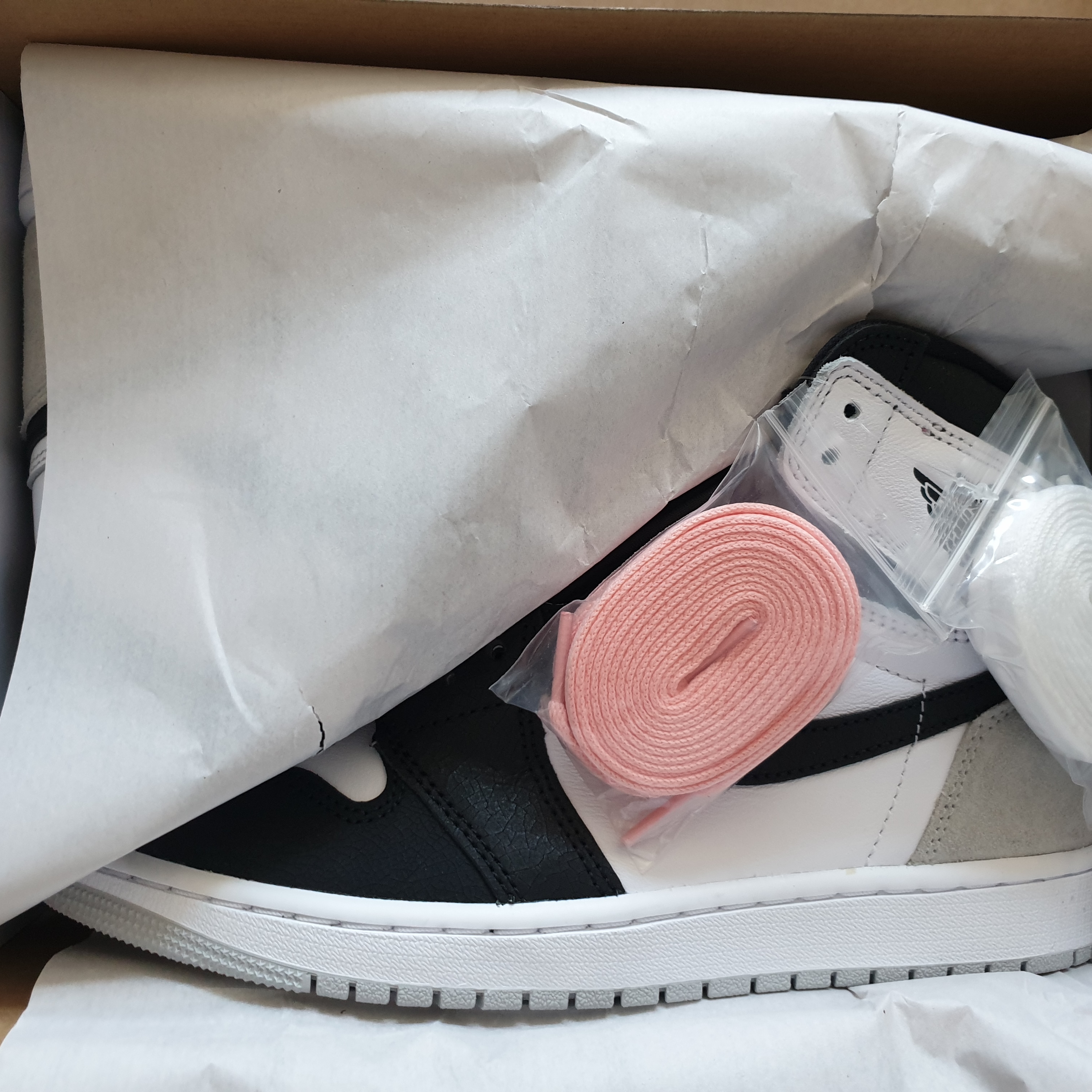 Jordan 1 Retro High OG Bleached Coral 착용 스타일