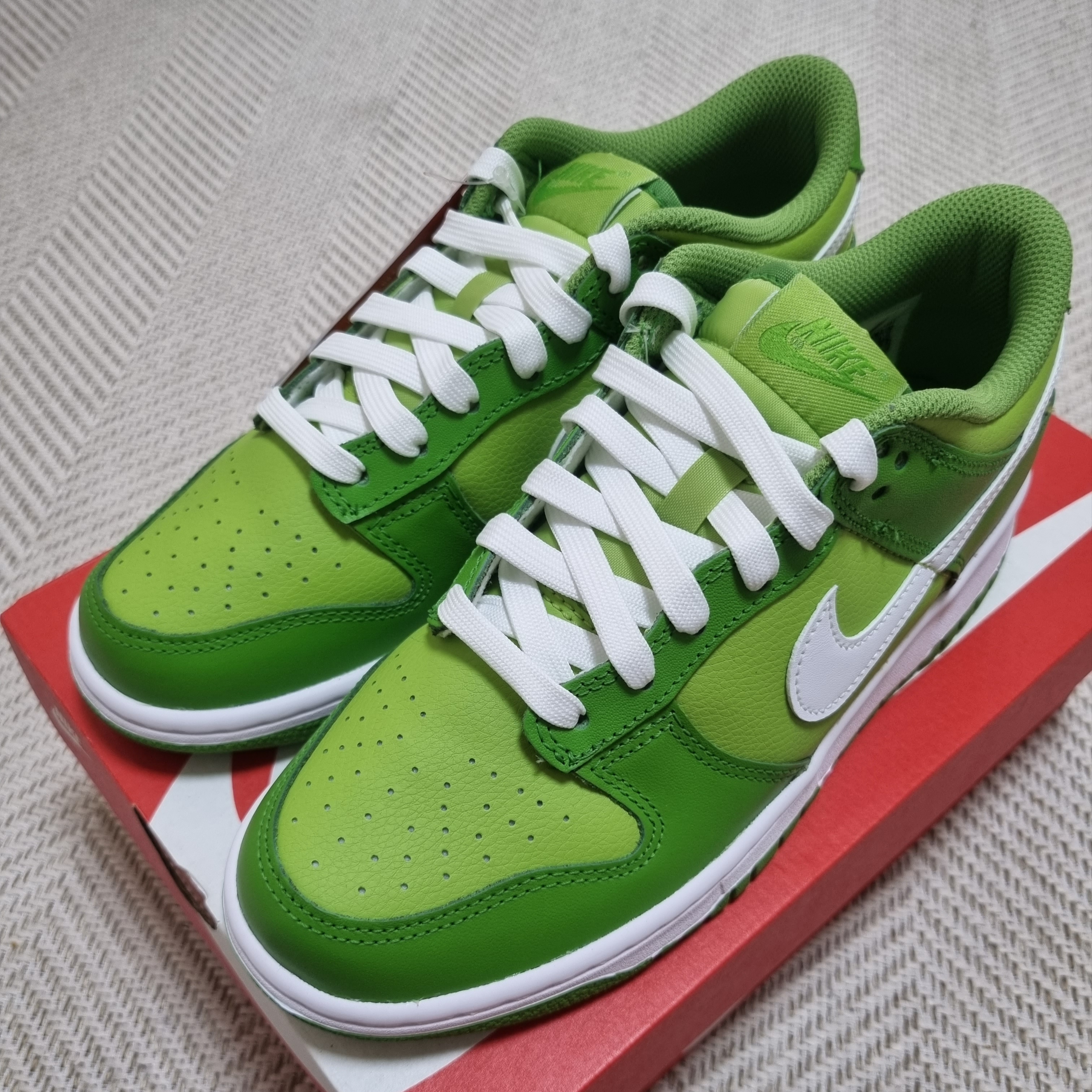 (GS) Nike Dunk Low Vivid Green 착용 스타일 - 2