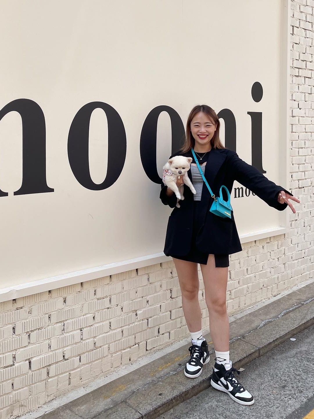 Jacquemus Le Grand Chiquito Large Leather Handbag Turquoise, Nike x Ambush Dunk High Black 착용 스타일 - 4