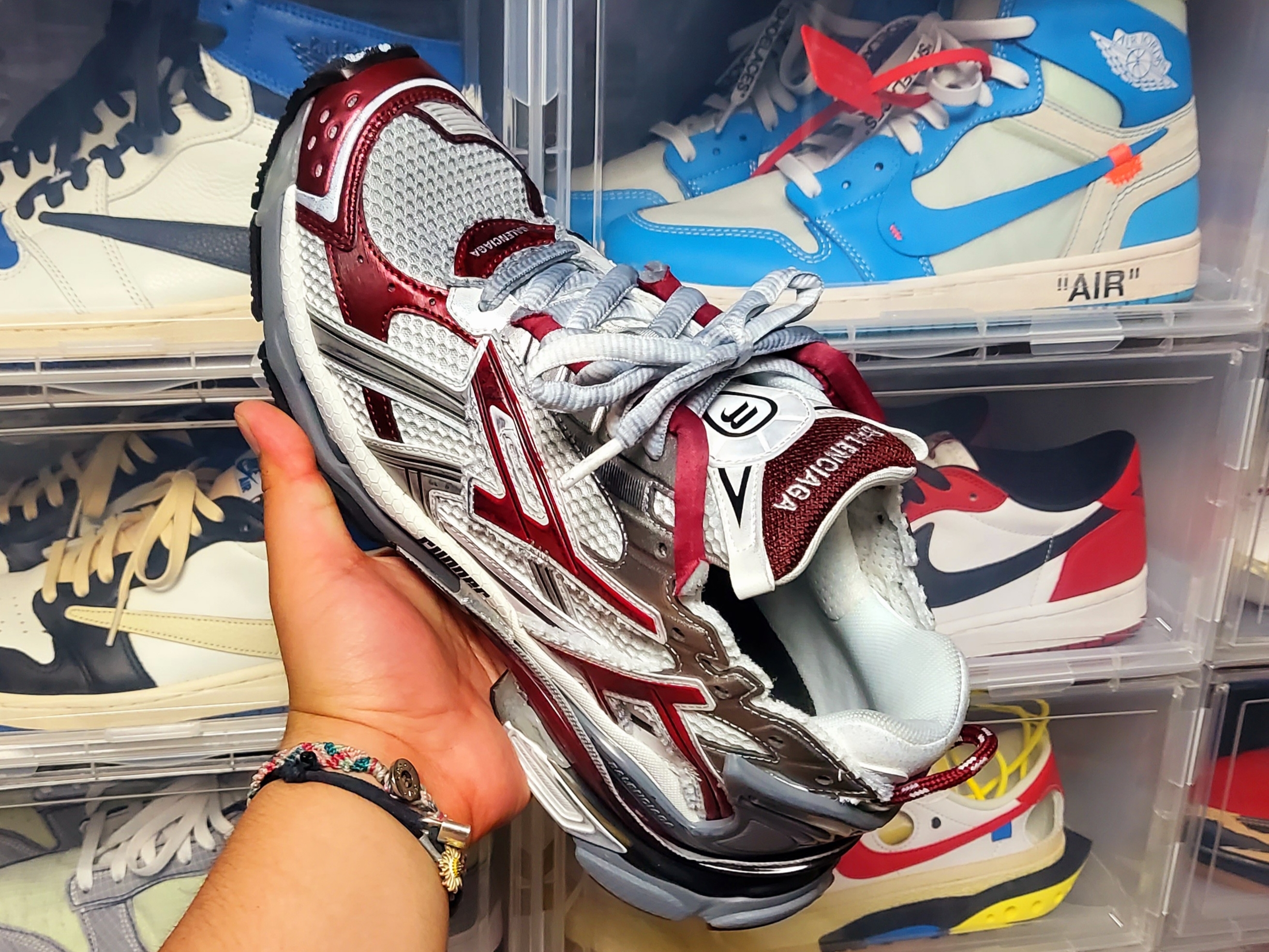 Balenciaga Runner Sneakers Grey Burgundy 착용 스타일 - 3