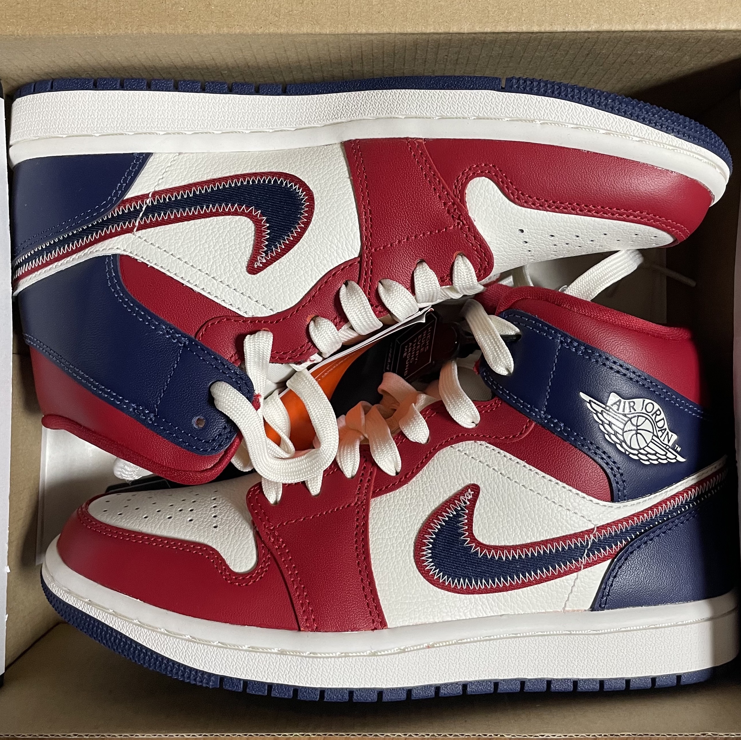 (W) Jordan 1 Mid SE Gym Red Midnight Navy 착용 스타일