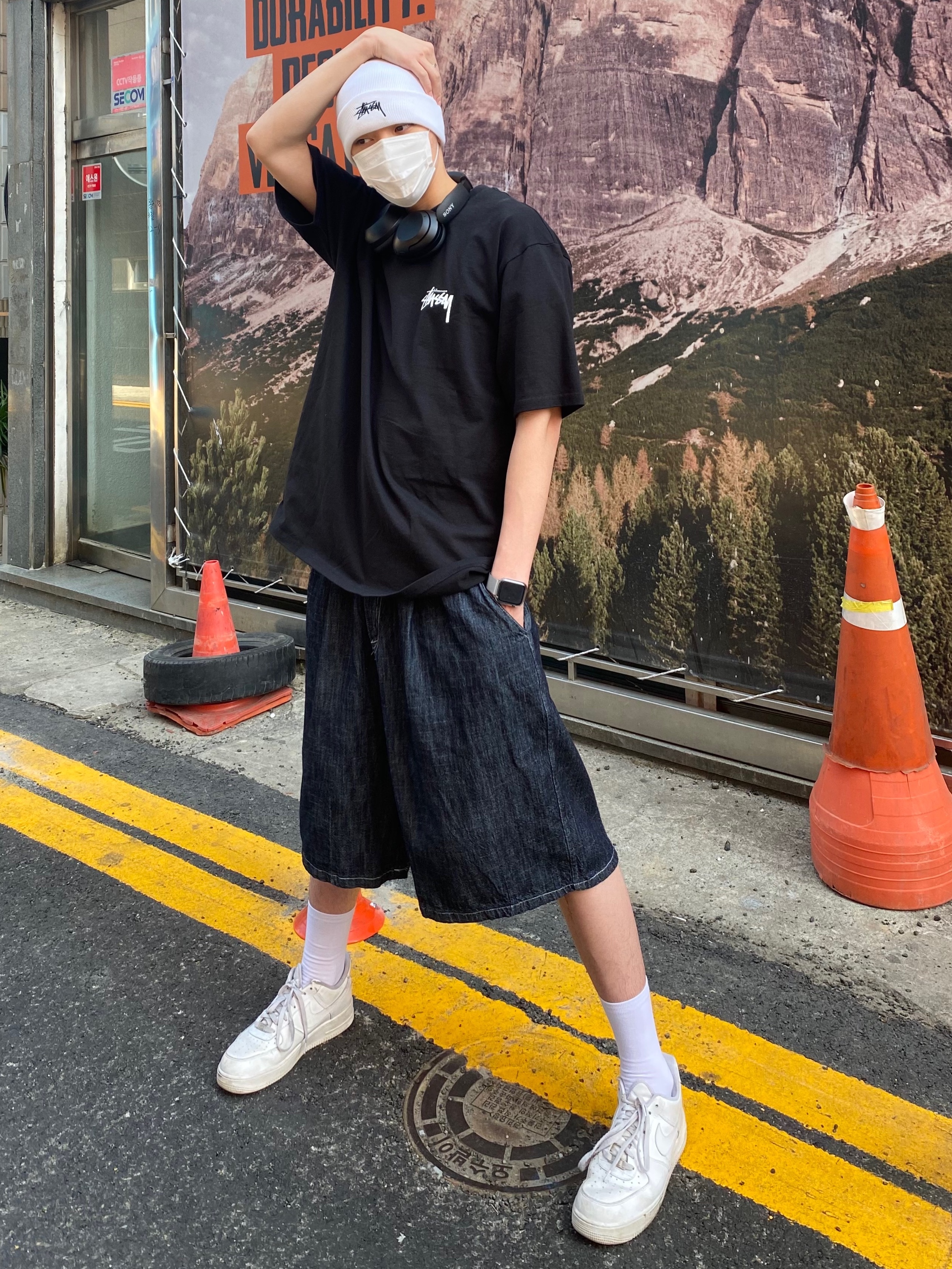Stussy Fuzzy Dice T-Shirt Black, Nike Air Force 1 '07 Low White 착용 스타일 - 1