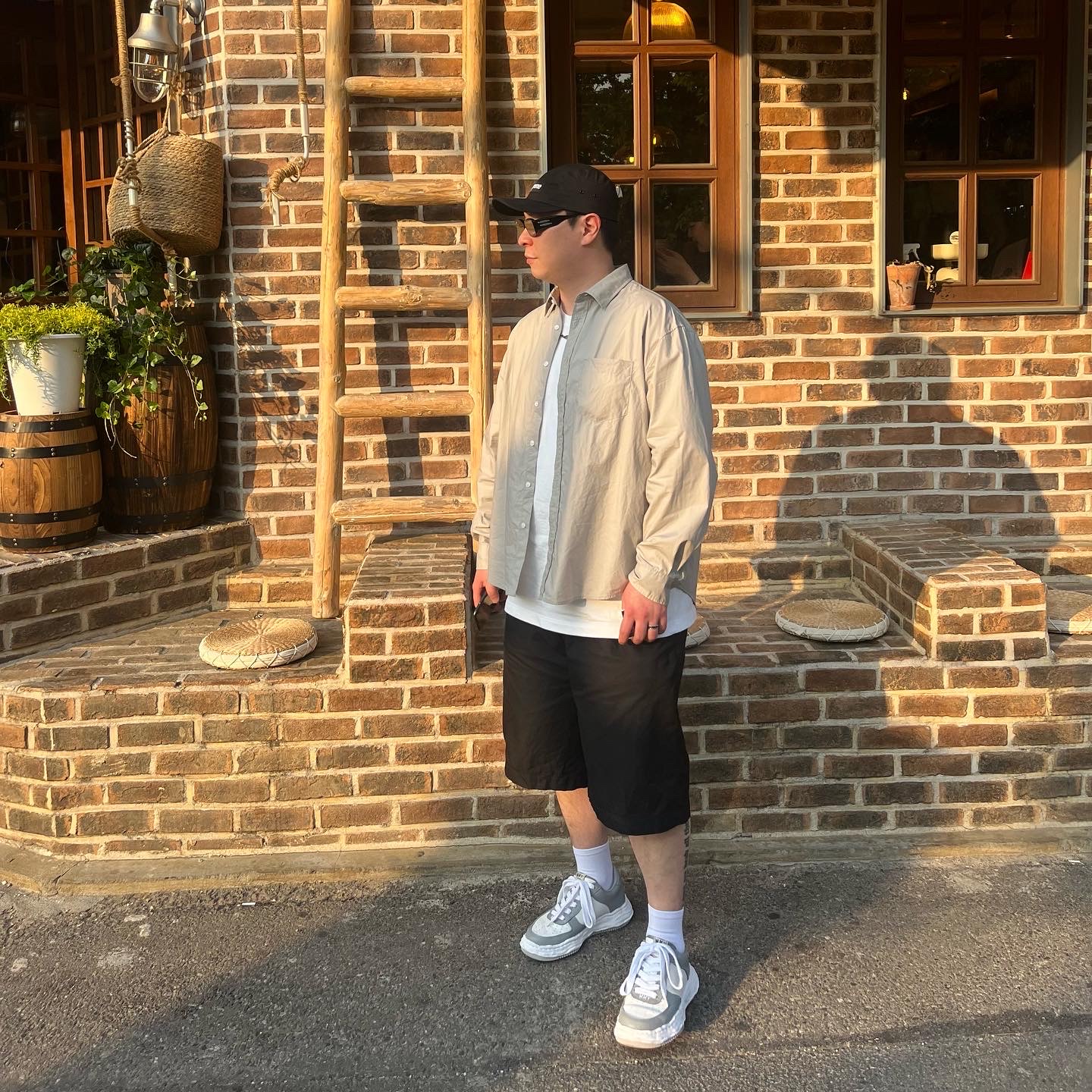Maison Mihara Yasuhiro Wayne OG Sole Leather Low-top Sneakers Gray White, Supreme Waxed Cotton Camp Cap Black - 21FW 착용 스타일