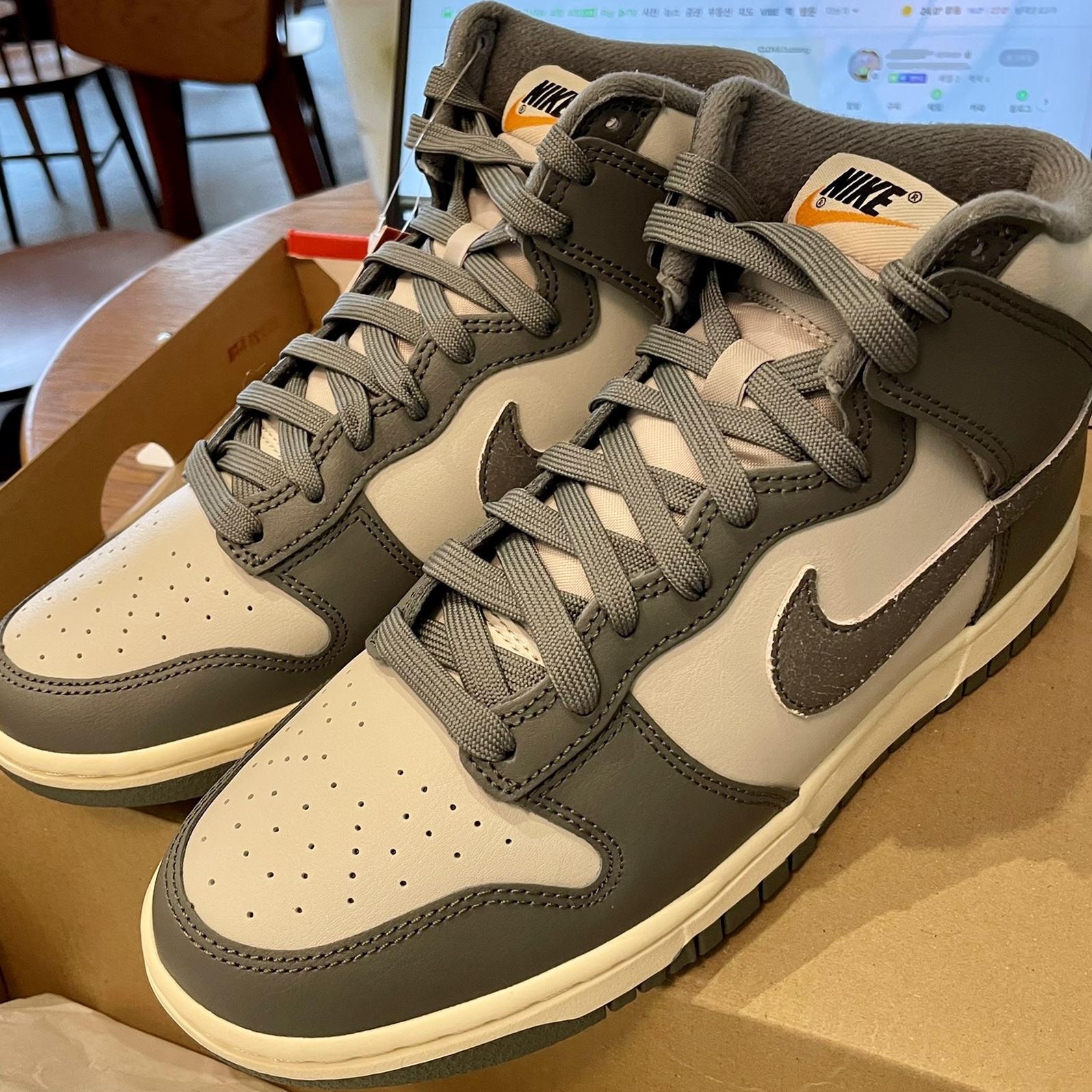 Nike Dunk High Retro SE VNTG Light Bone 착용 스타일 - 1