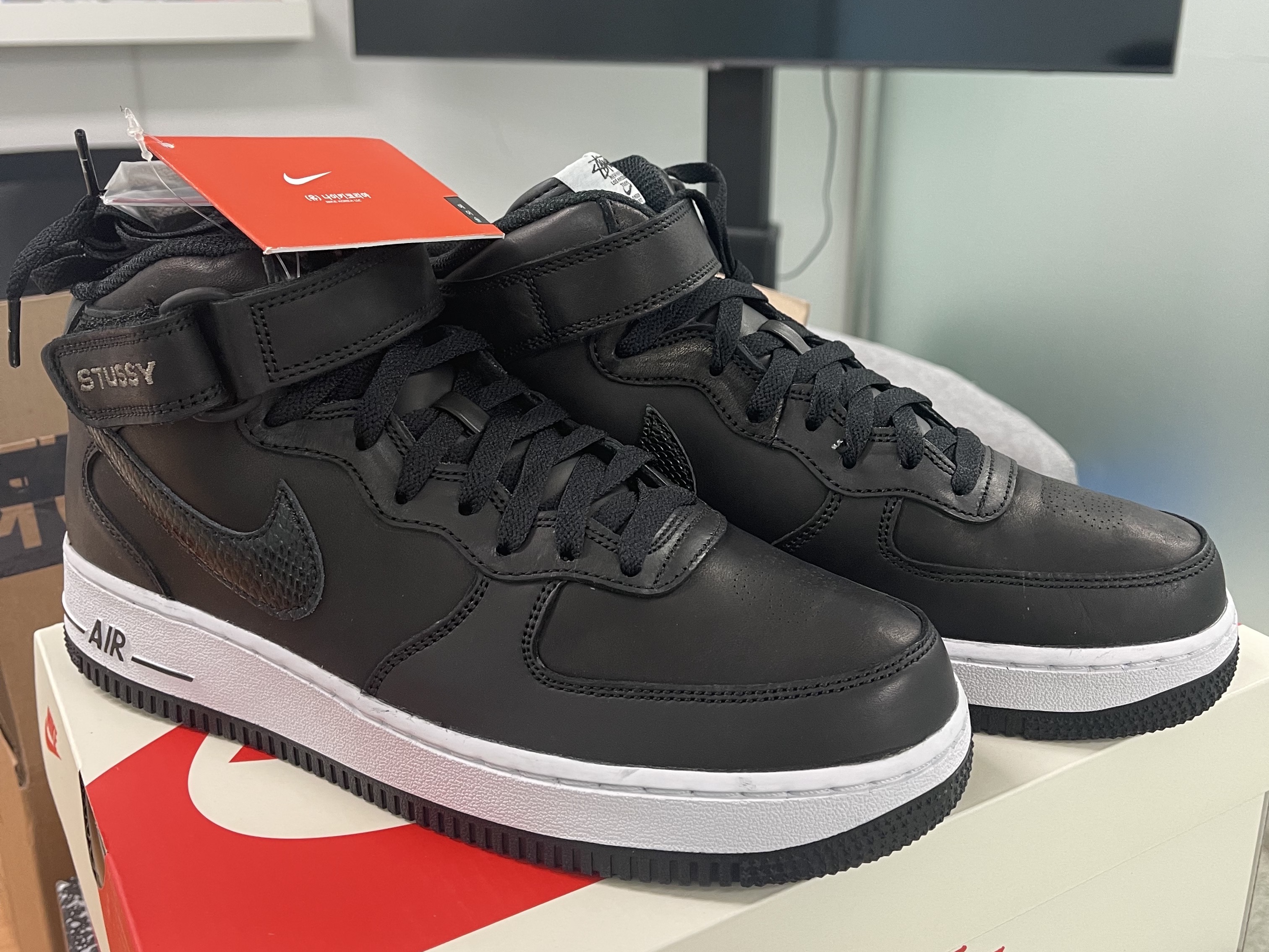 Nike x Stussy Air Force 1 '07 Mid SP Black 착용 스타일 - 3
