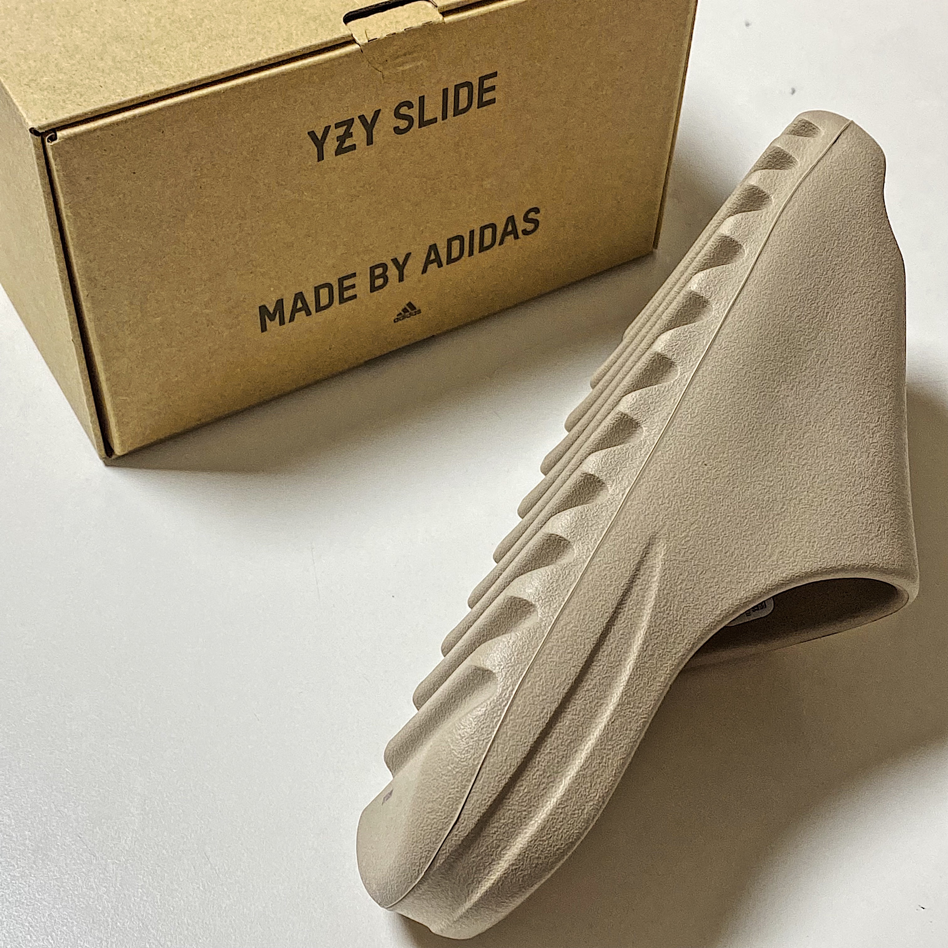 Adidas Yeezy Slide Pure - Re-Release Ver. 착용 스타일 - 4