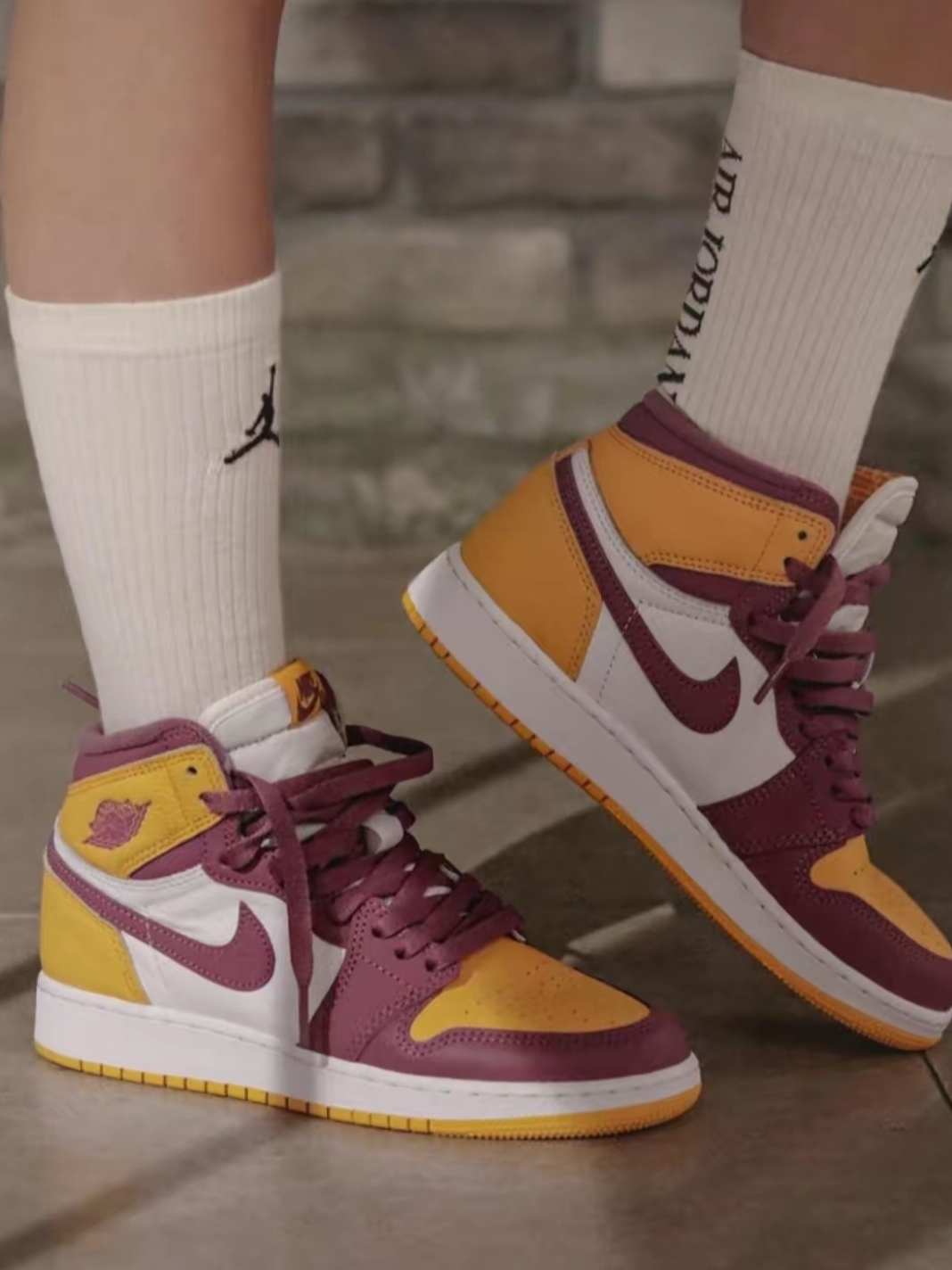 (GS) Jordan 1 Retro High OG University Gold Light Bordeaux 착용 스타일 - 1