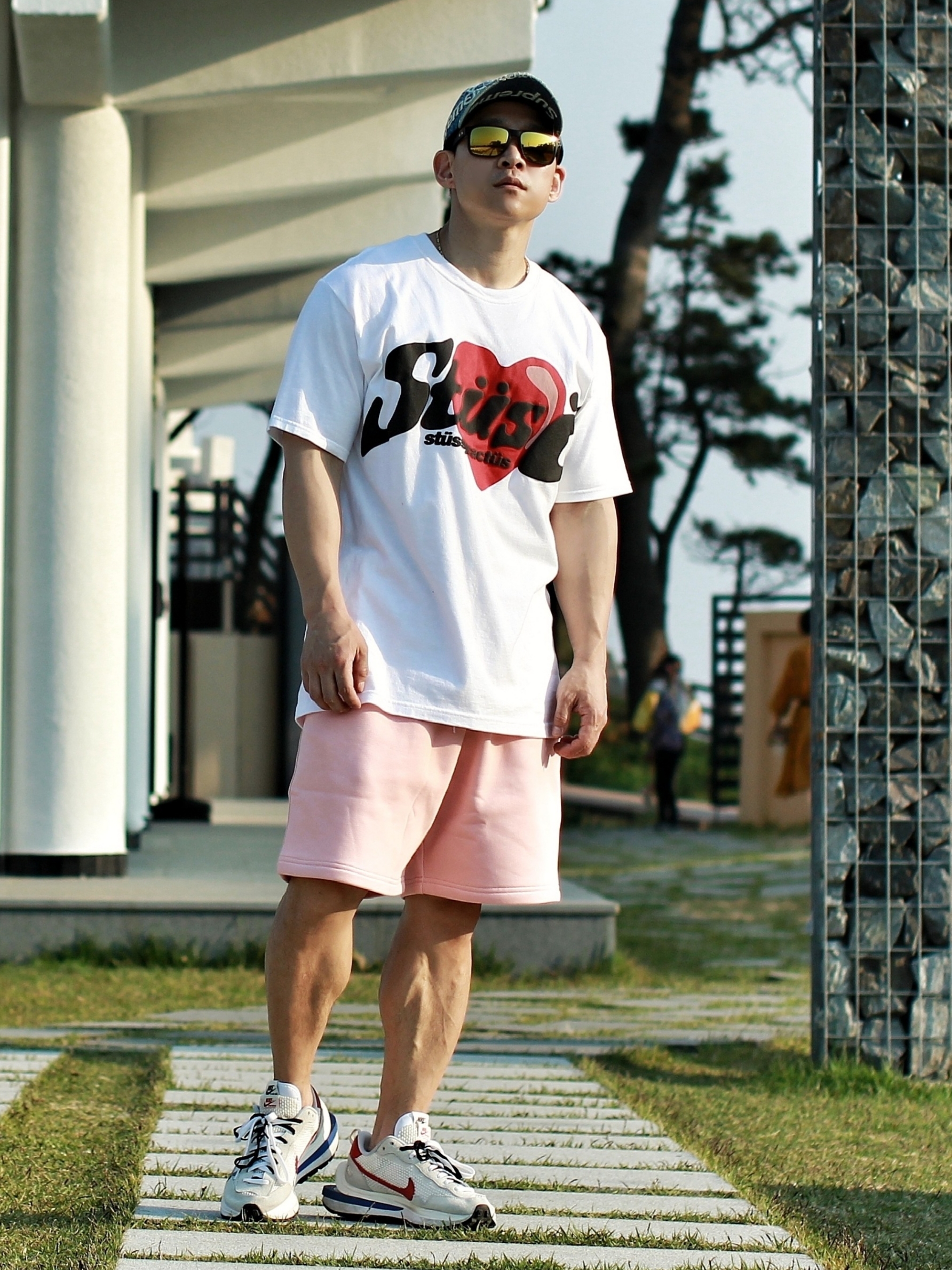 Stussy x Cactus Plant Flea Market Heart T-Shirt, Supreme Frayed Logos Denim Camp Cap Blue - 21SS 착용 스타일 - 1