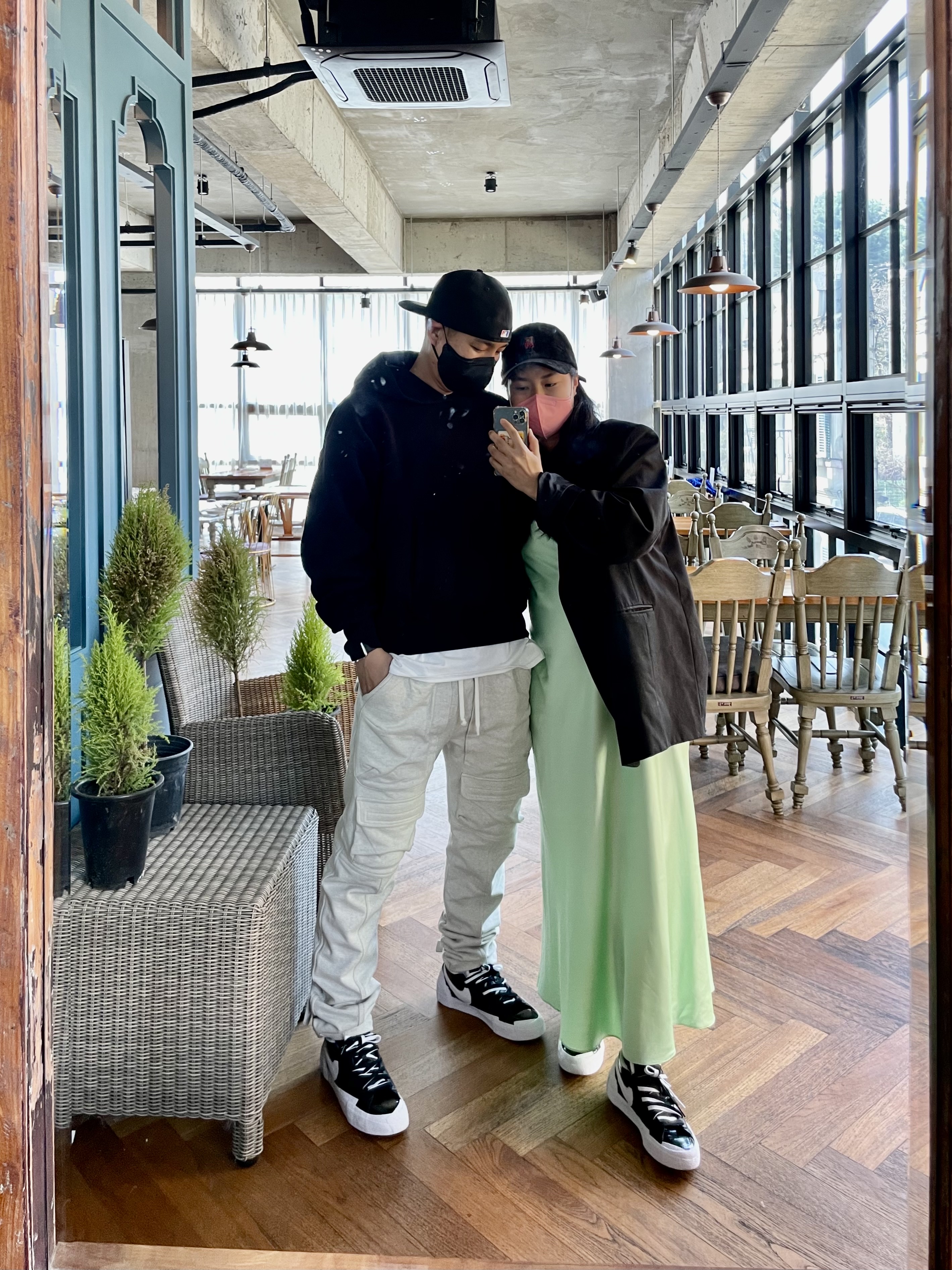 Nike x Sacai Blazer Low Black Patent Leather, Yeezy Gap Hoodie Black 착용 스타일 - 1