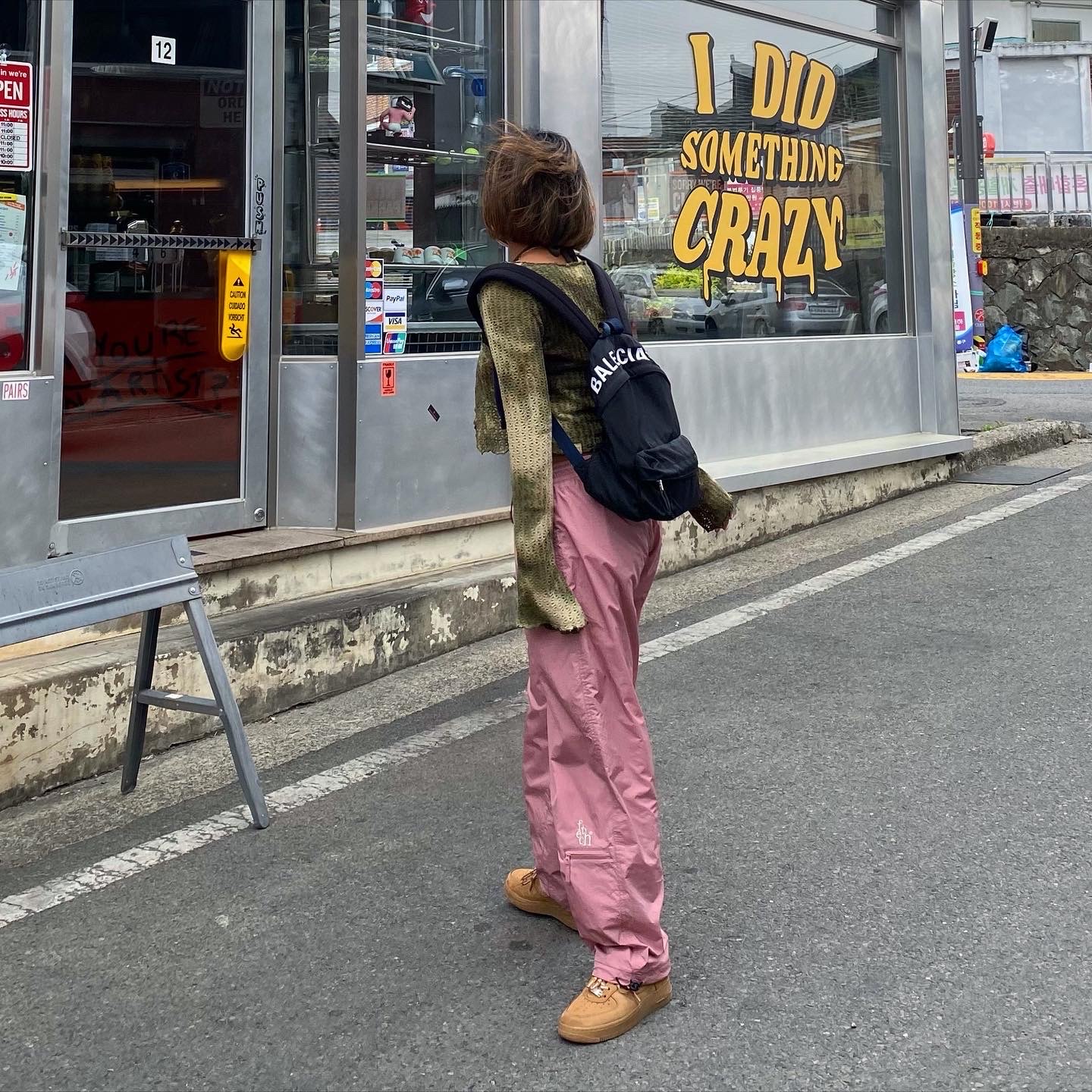 Nike x Supreme Air Force 1 Low Flax, Balenciaga Wheel Backpack Black 착용 스타일 - 2
