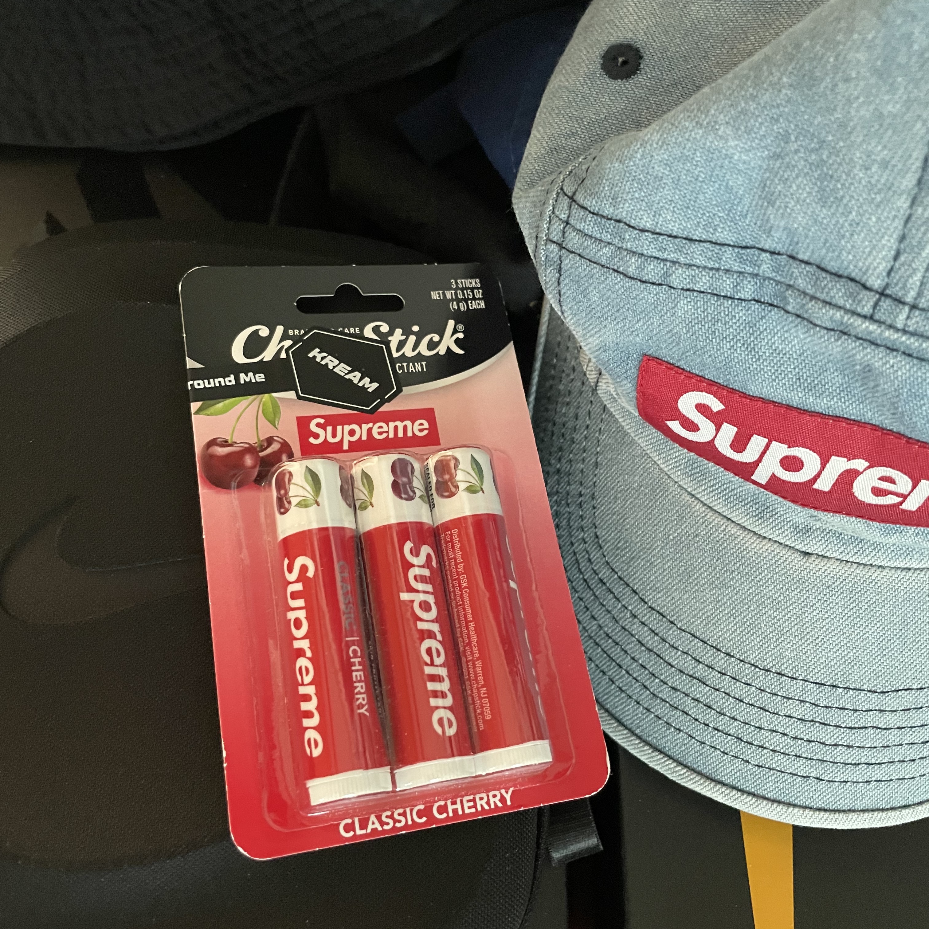 Supreme Chapstick Red (3 Pack) 착용 스타일