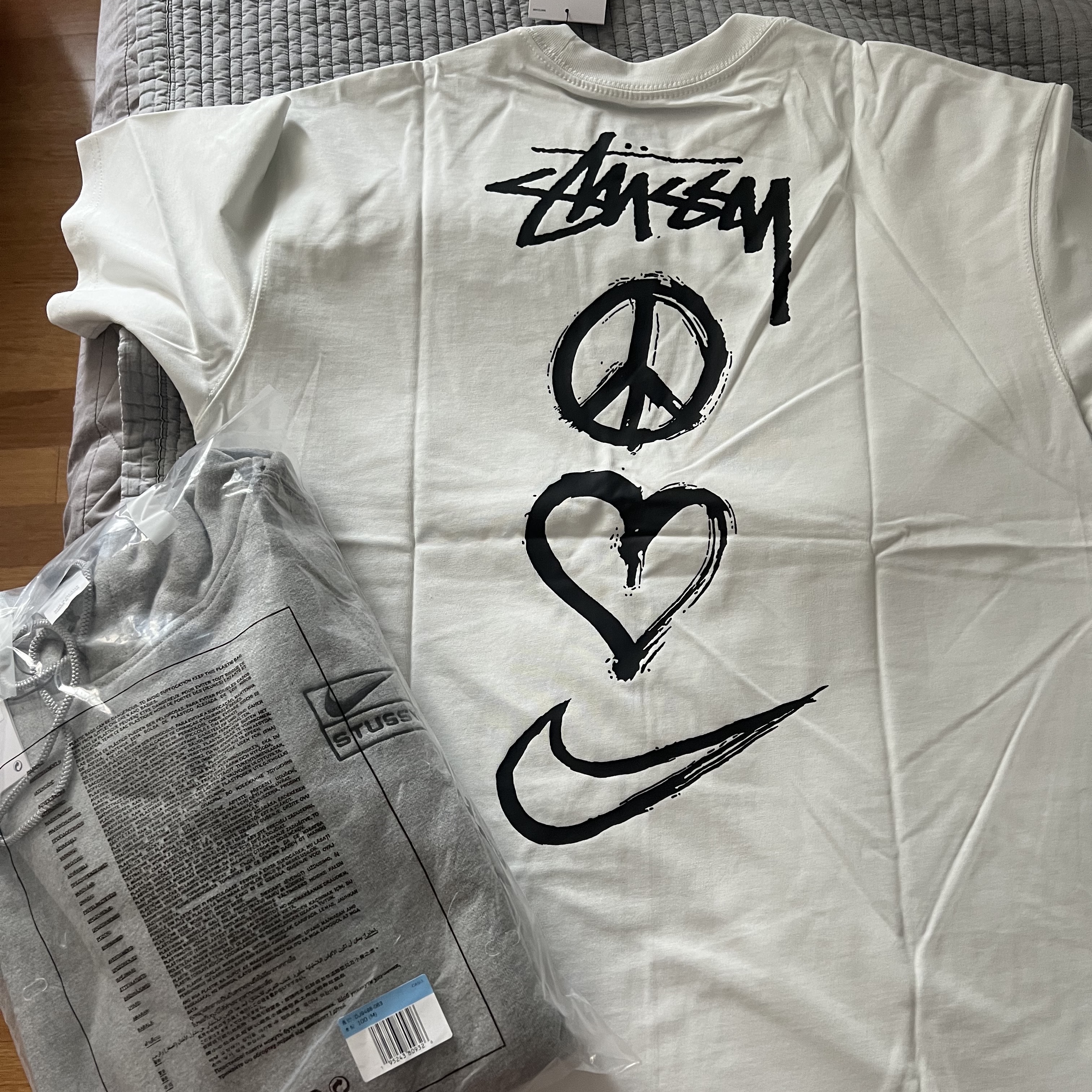 Nike x Stussy NRG RA T-Shirt Summit White (DM4942-121), Nike x Stussy NRG RA Pullover Hoodie Dark Grey Heather (DJ9488-063) 착용 스타일